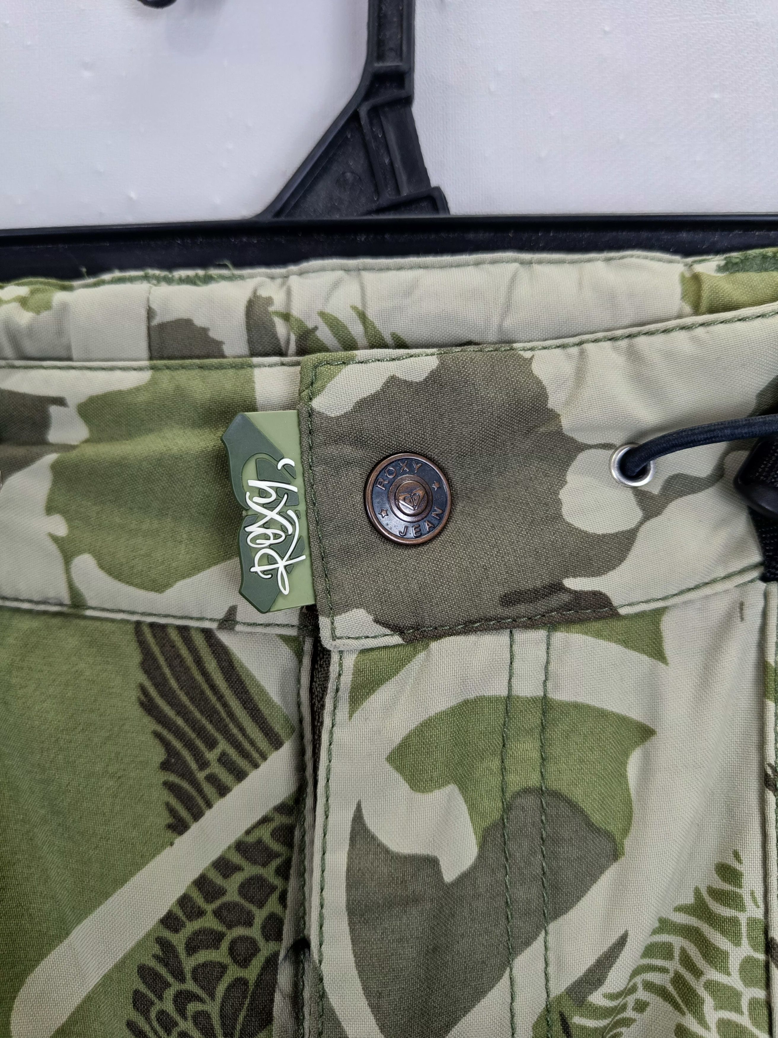 Japanese Brand Roxy Camouflage Snow Tactical Pocket Ski Pant Gorpcore Style Size 30" / US 8 / IT 44 - 5 Thumbnail