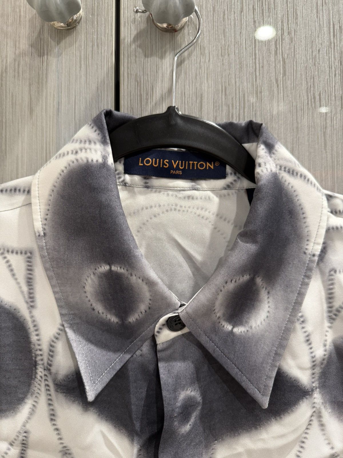 Louis Vuitton Louis Vuitton Grey Flower Monogram Oversized Silk Shirt Size US M / EU 48-50 / 2 - 3 Thumbnail