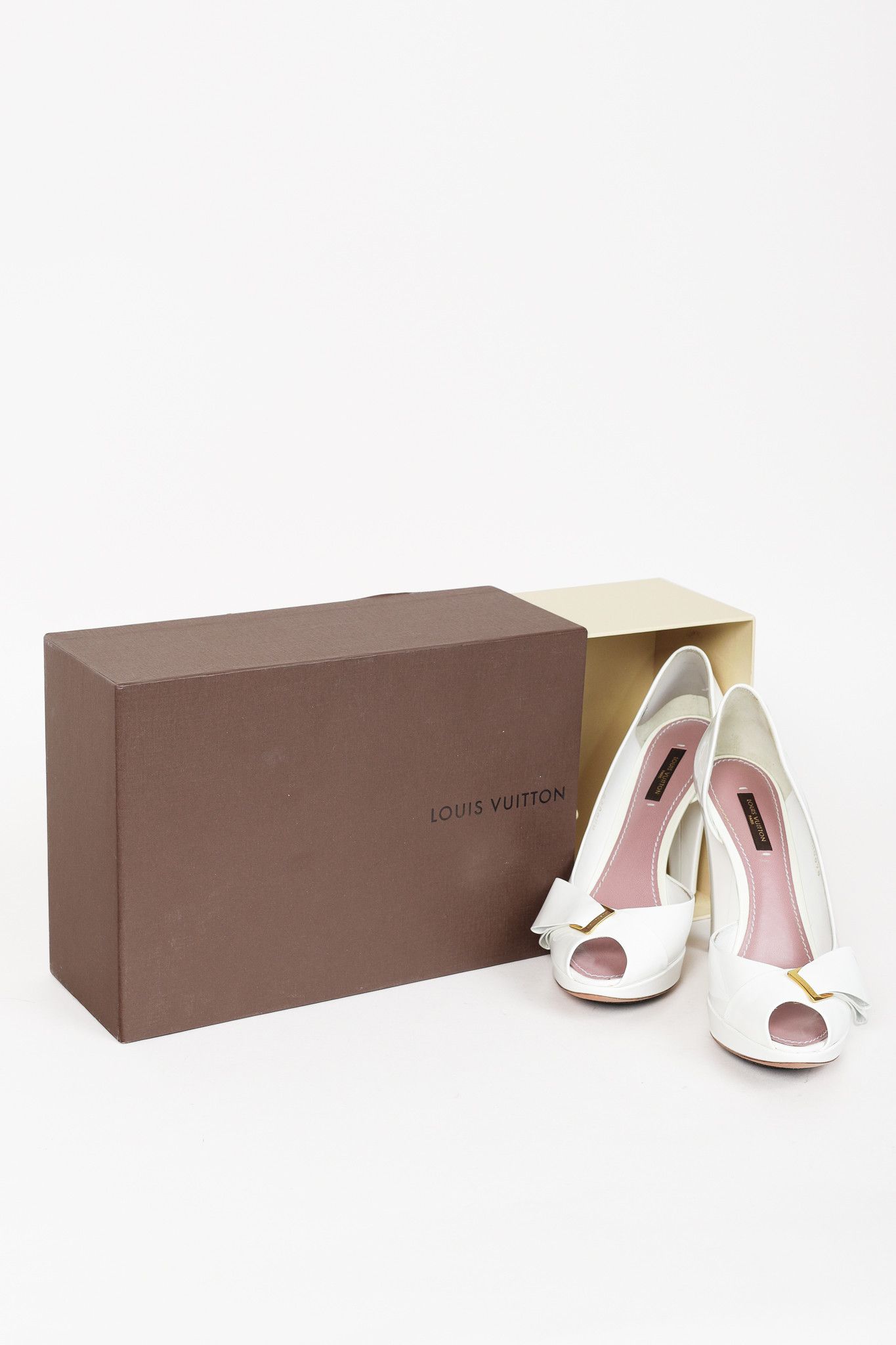 Louis Vuitton Louis Vuitton Apple White Patent Buckle-Bow Peep-Toe Pumps Size US 7 / IT 37 - 12 Thumbnail