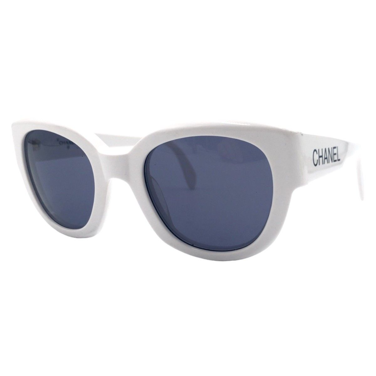 Chanel Chanel Chanel Vintage White Plastic Sunglasses Plastic Sunglasses 05247 10601 in Very Good Condition Size ONE SIZE - 1 Thumbnail