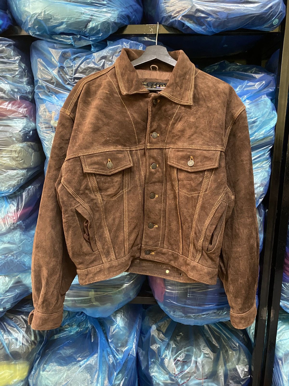 Strawberry Vintage Strawberry USA Brown Suede Leather Trucker Jacket Size US L / EU 52-54 / 3 - 1 Thumbnail