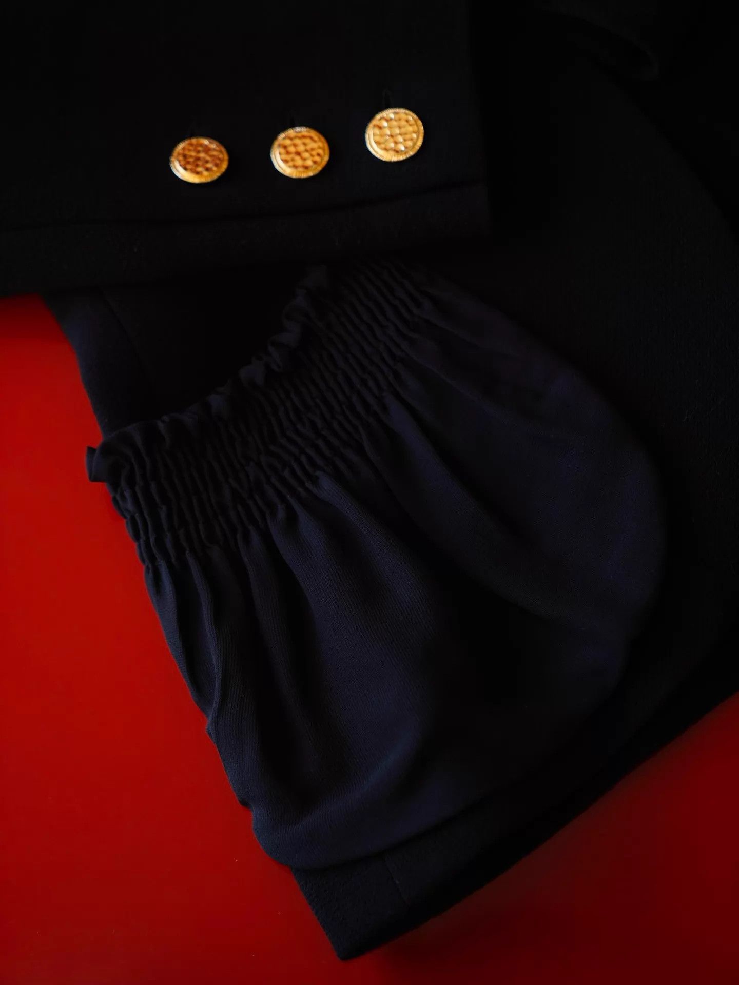 Chanel Chanel Vtg Black & Gold Wool-Silk Ruffled Lapel Blazer FR36 Size XS / US 0-2 / IT 36-38 - 6 Thumbnail