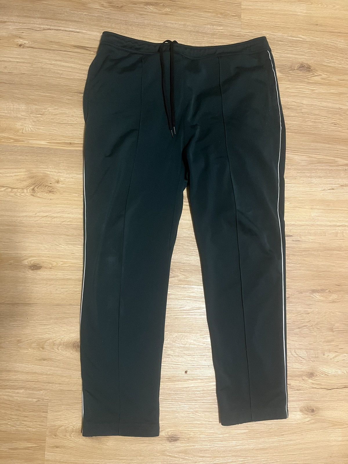 Prada Prada 2018 triangle sweat pants jogging pants Size US 30 / EU 46 - 2 Thumbnail