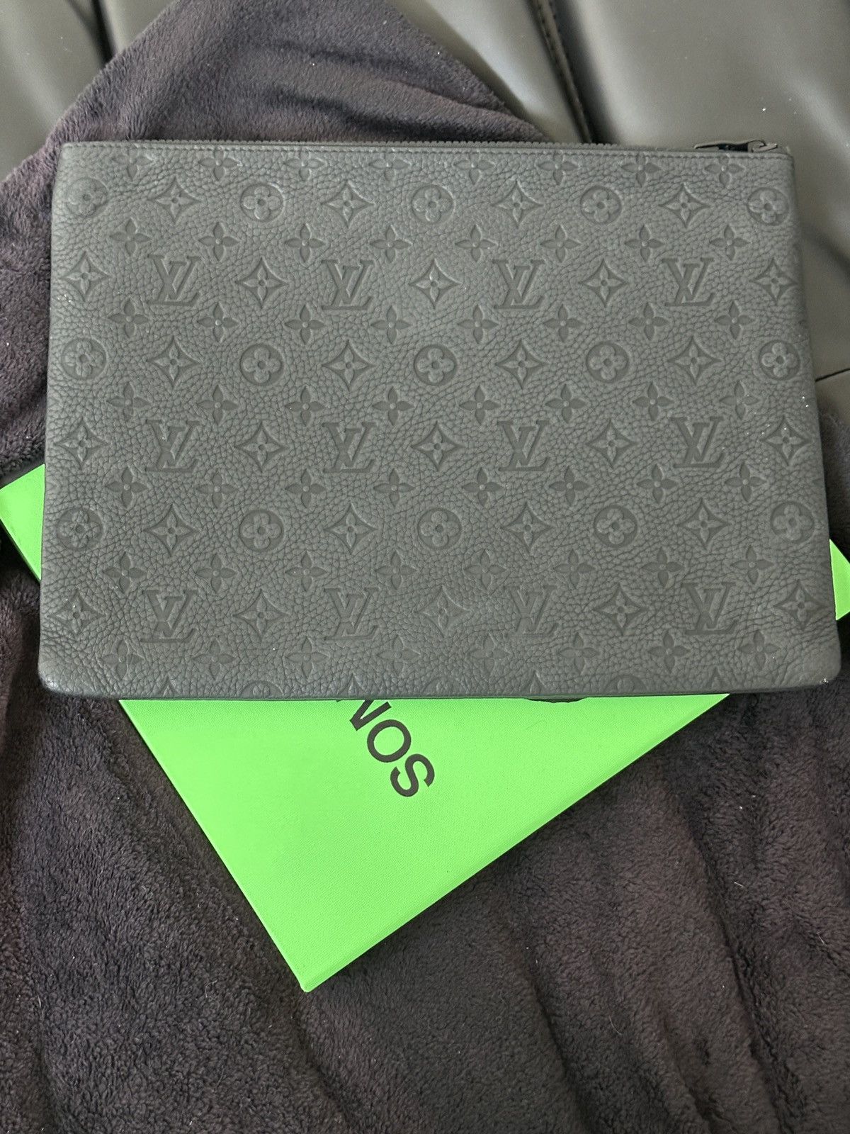 Louis Vuitton Louis Vuitton A4 Pouch Size ONE SIZE - 3 Thumbnail