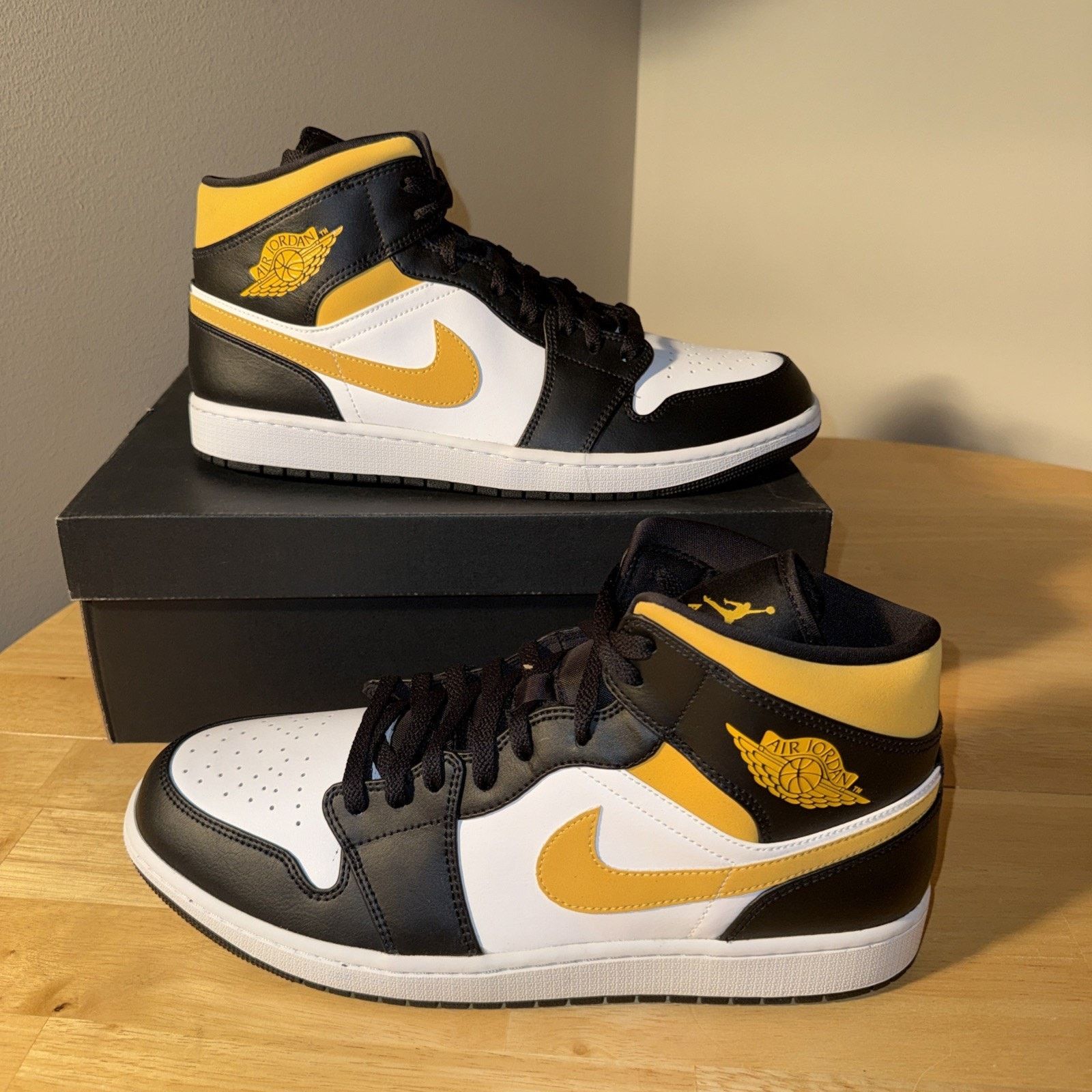Jordan Brand Jordan Air Jordan 1 Mid Black White University Gol554724-177 Size US 14 / EU 47 - 3 Thumbnail