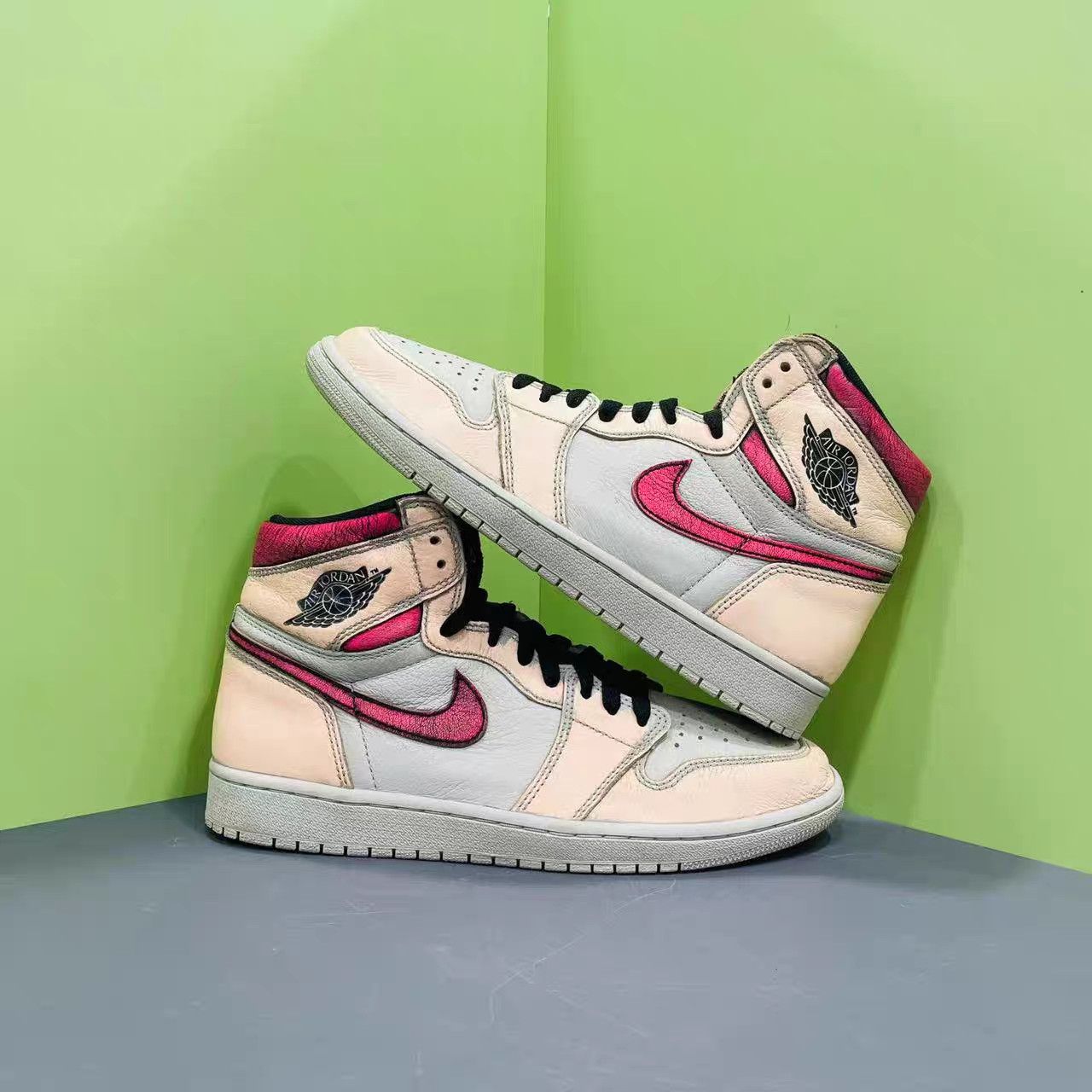 Jordan Brand Air Jordan 1 Retro High "White/Pink Scratch" K15 Size US 10 / EU 43 - 3 Thumbnail
