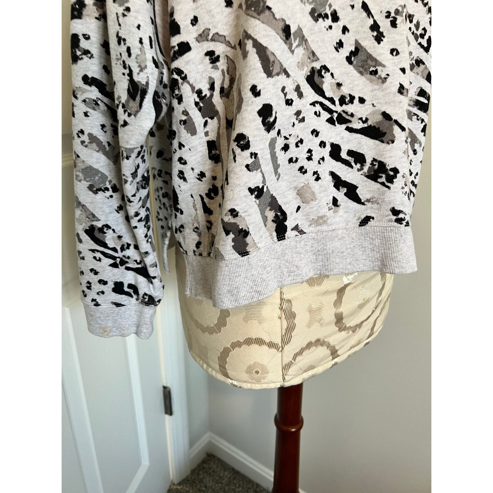 Calvin Klein Calvin Klein Performance Animal Print Sweatshirt Large Size L / US 10 / IT 46 - 2 Thumbnail