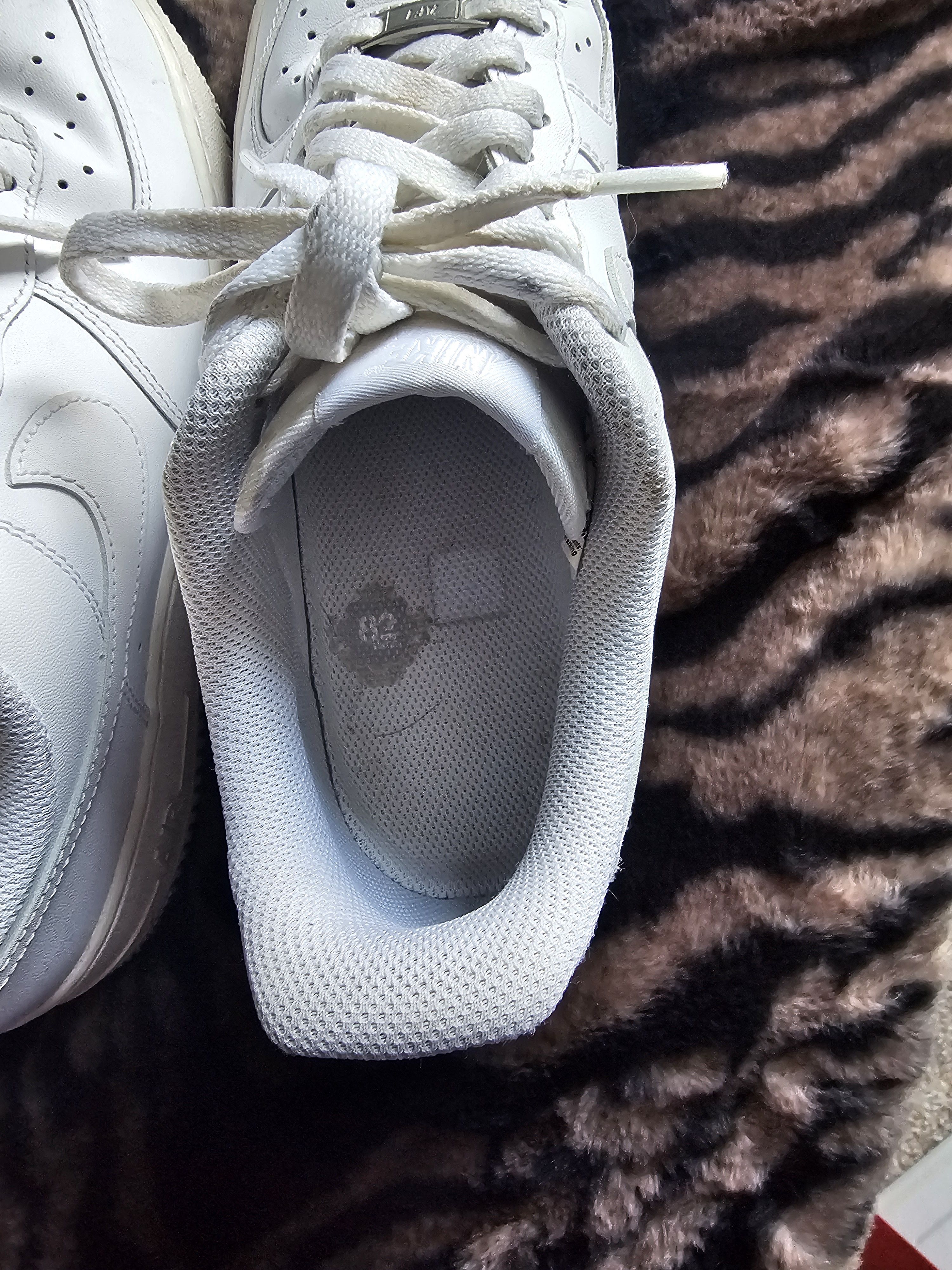 Nike Men's White Air Force1 '07 Size US 9 / EU 42 - 8 Thumbnail