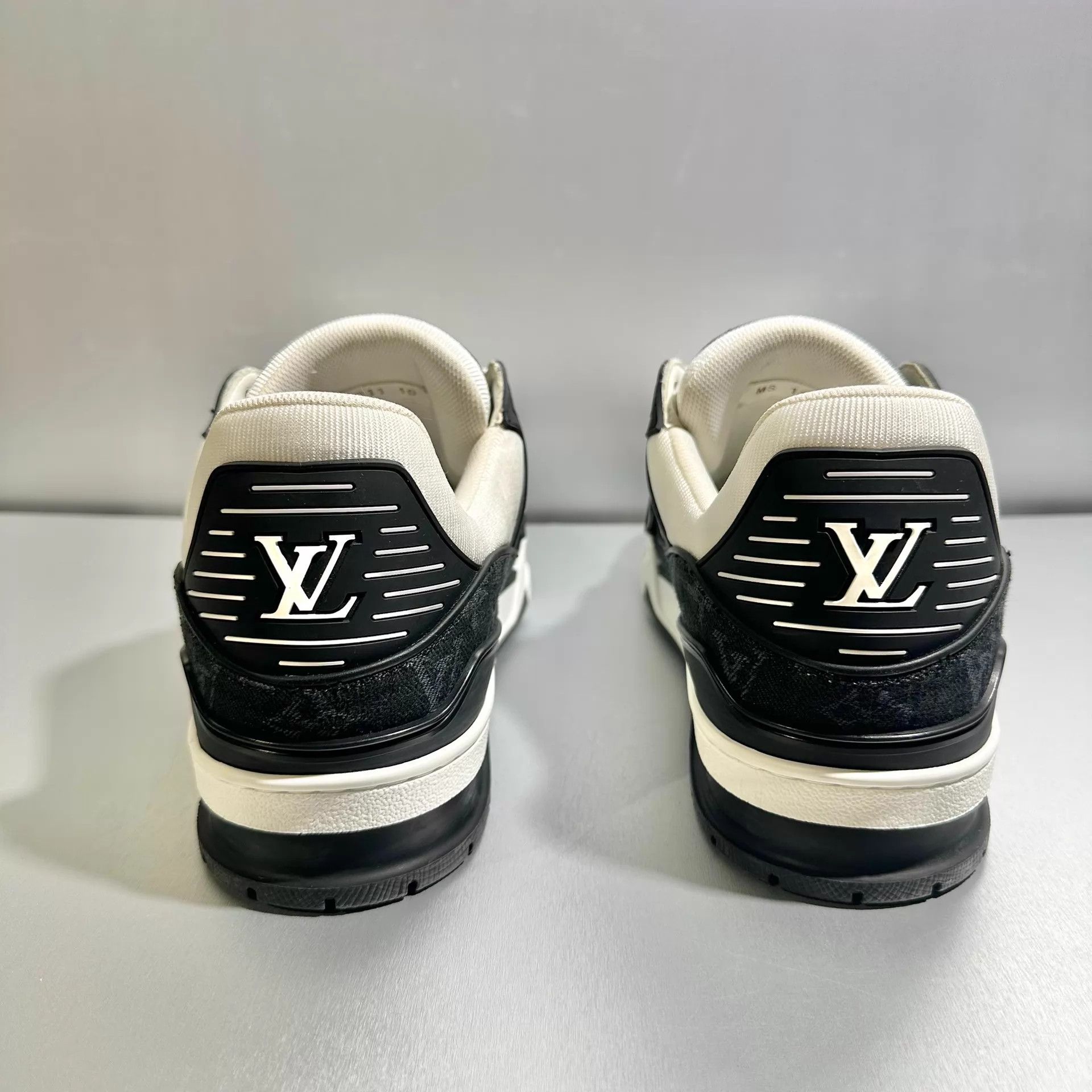 Louis Vuitton Louis Vuitton Trainer Black/White Denim 9/43 Worn 1x Size US 10 / EU 43 - 5 Thumbnail