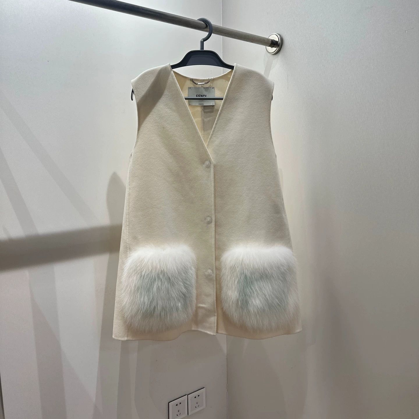 Fendi Fendi apr249 white cashmere vest 42 Size M / US 6-8 / IT 42-44 - 1 Thumbnail