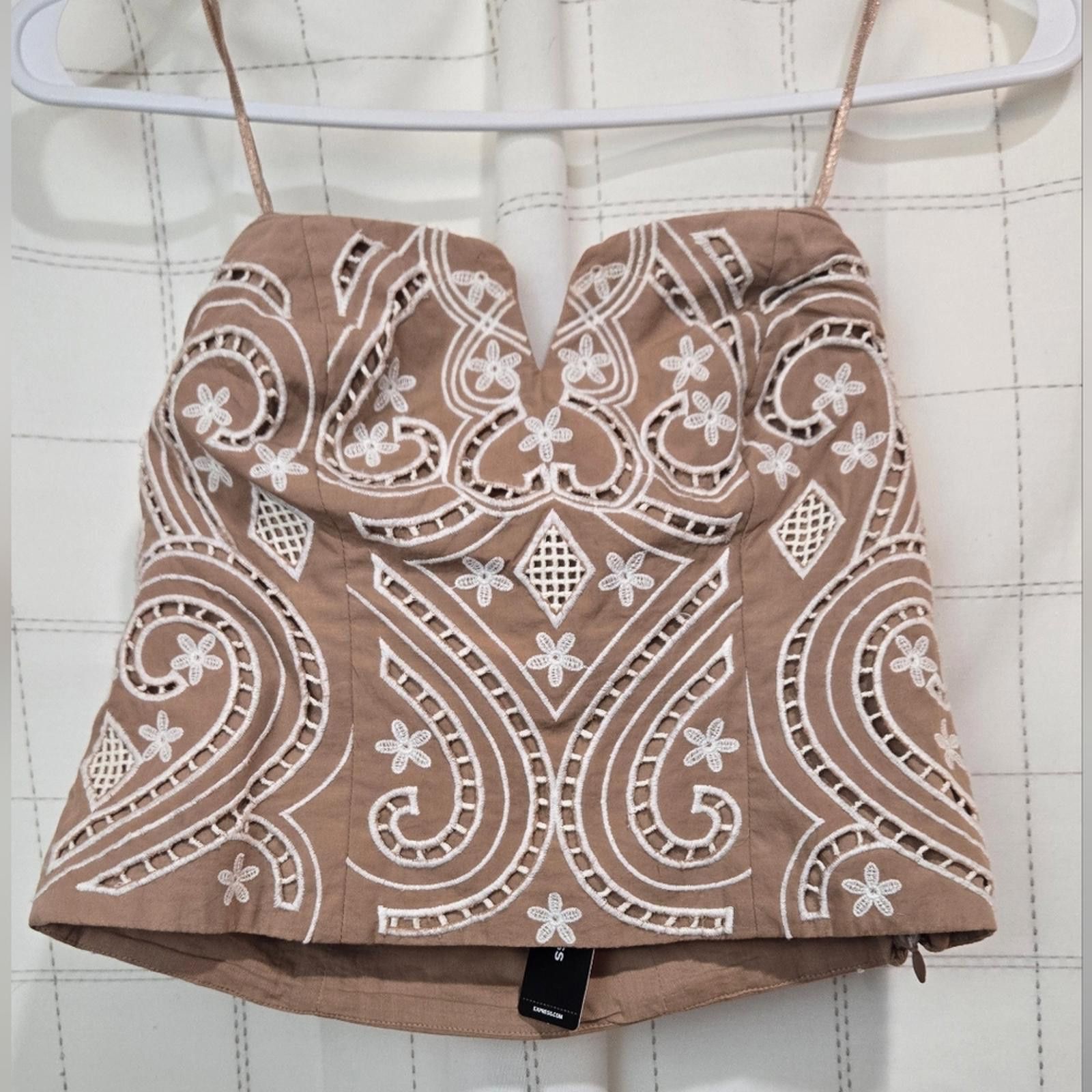 Express Express Embroidered Eyelet V-Wire Tube Top Size XS / US 0-2 / IT 36-38 - 2 Thumbnail