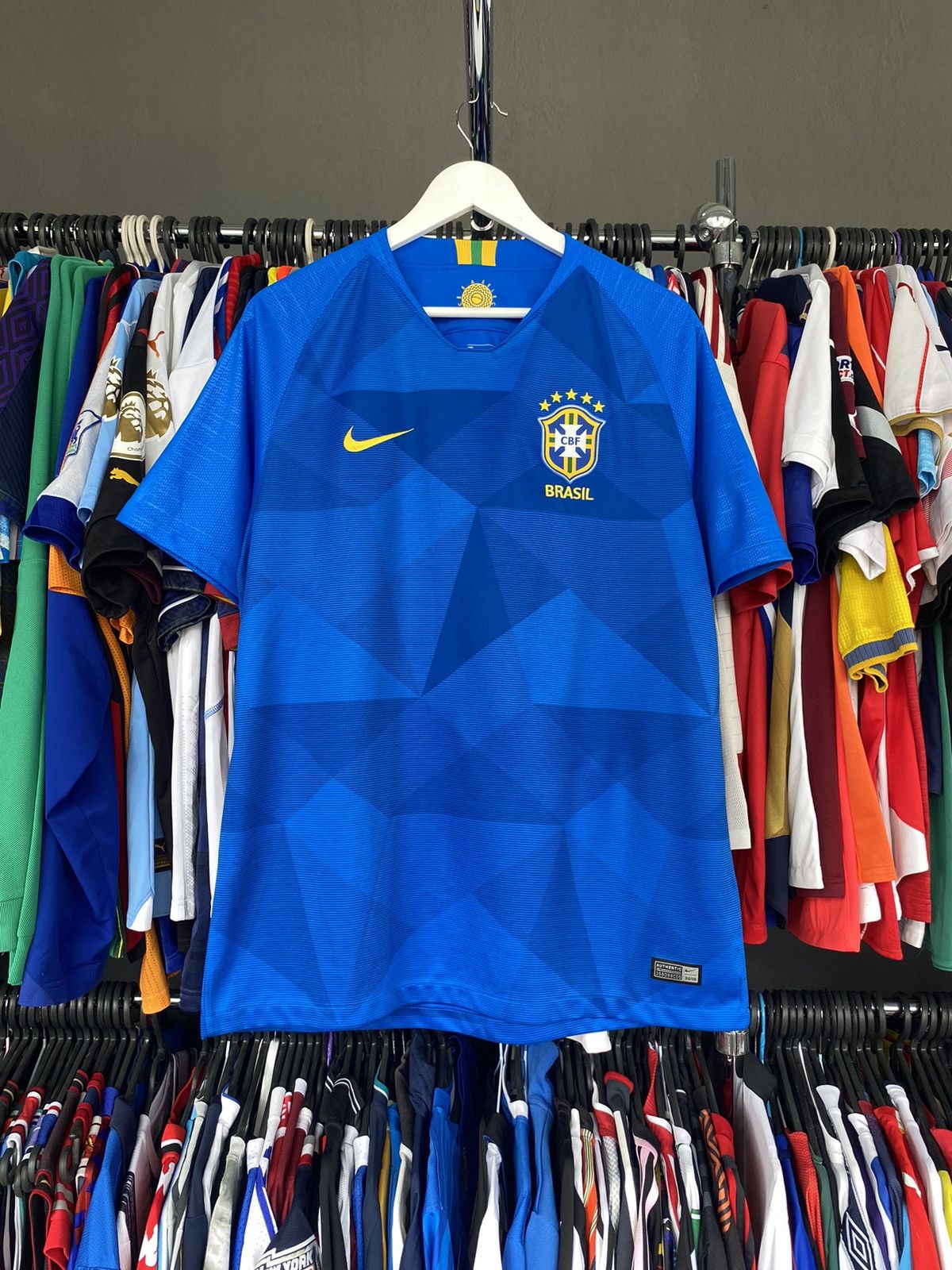 Vintage 2018/19 NIKE BRASIL AWAY SOCCER SHIRT JERSEY Size US L / EU 52-54 / 3 - 1 Thumbnail
