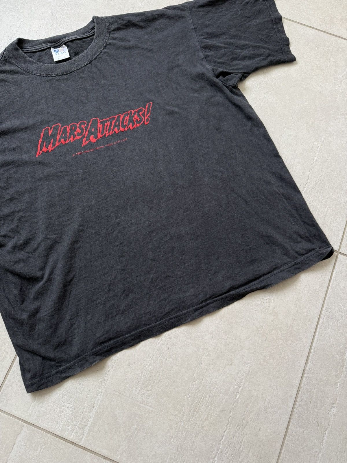 Vintage Vintage Mars Attacks 1997 t shirt rare tee washed boxy Size US XL / EU 56 / 4 - 5 Thumbnail