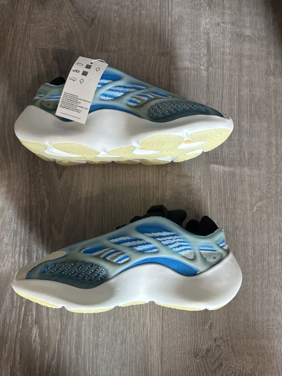 Yeezy Adidas Yeezy 700 v3 arzareth Size US 7 / EU 40 - 2 Thumbnail