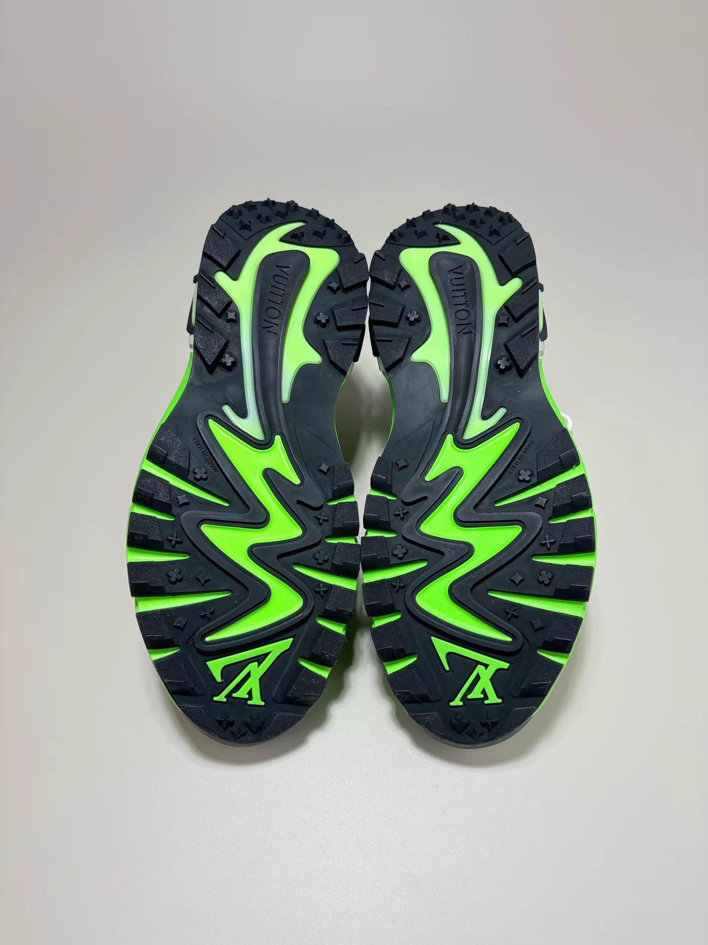 Louis Vuitton LOUIS VUITTON LV RUNNER Sneakers K1 Size US 7 / EU 40 - 7 Thumbnail