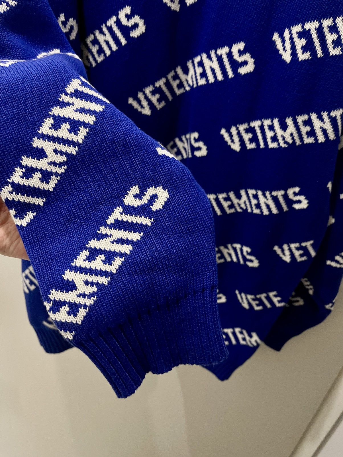 Vetements Vetements - All Over Logo Knit Size US L / EU 52-54 / 3 - 4 Thumbnail