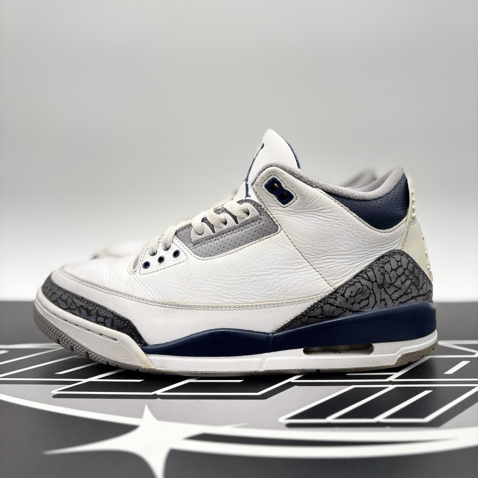 Jordan Brand Size 10 - Air Jordan 3 Retro Midnight Navy Size US 10 / EU 43 - 1 Thumbnail