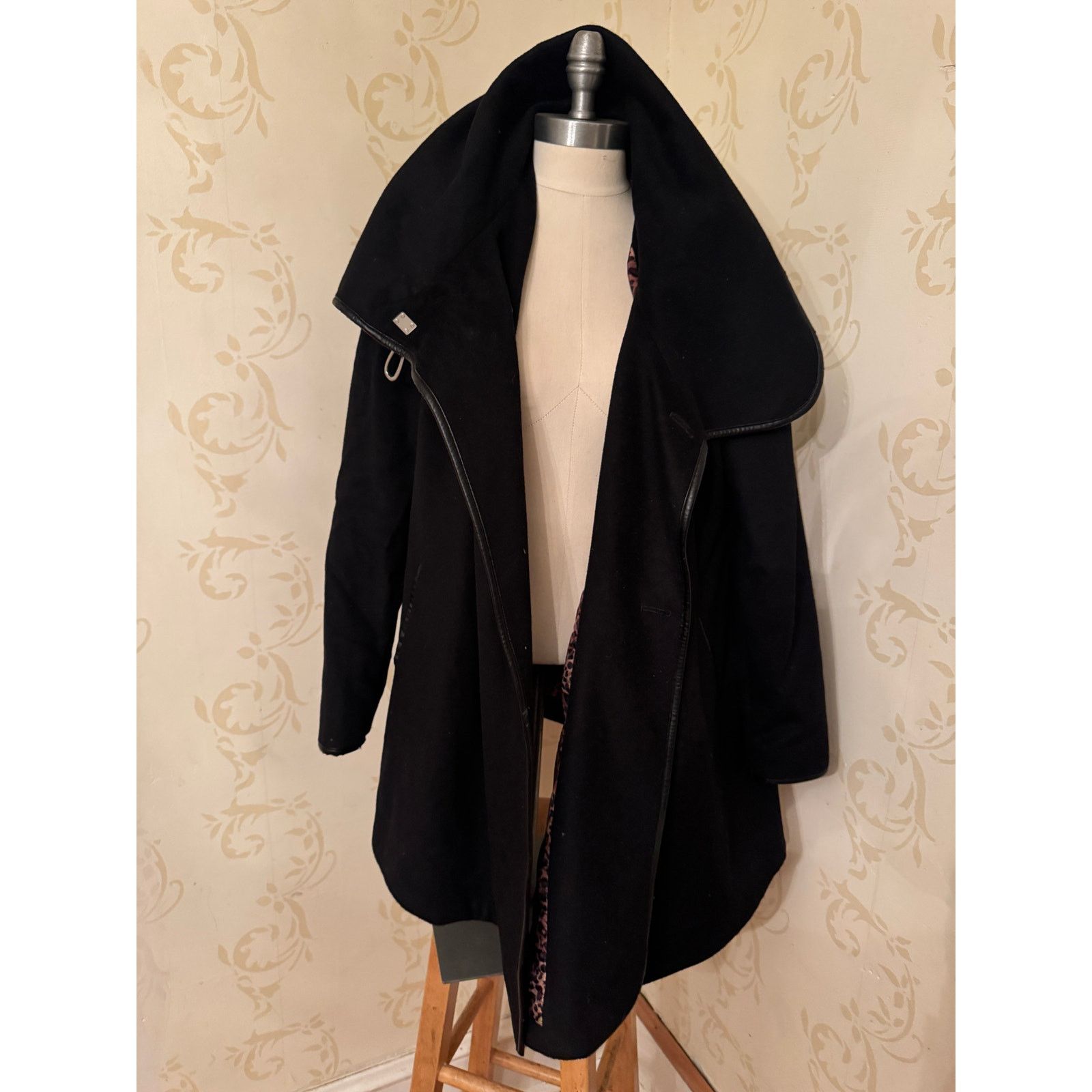 Betsey Johnson Betsy Johnson Wool Black Beautiful Swing Jacket Ladies 10 Size L / US 10 / IT 46 - 1 Thumbnail