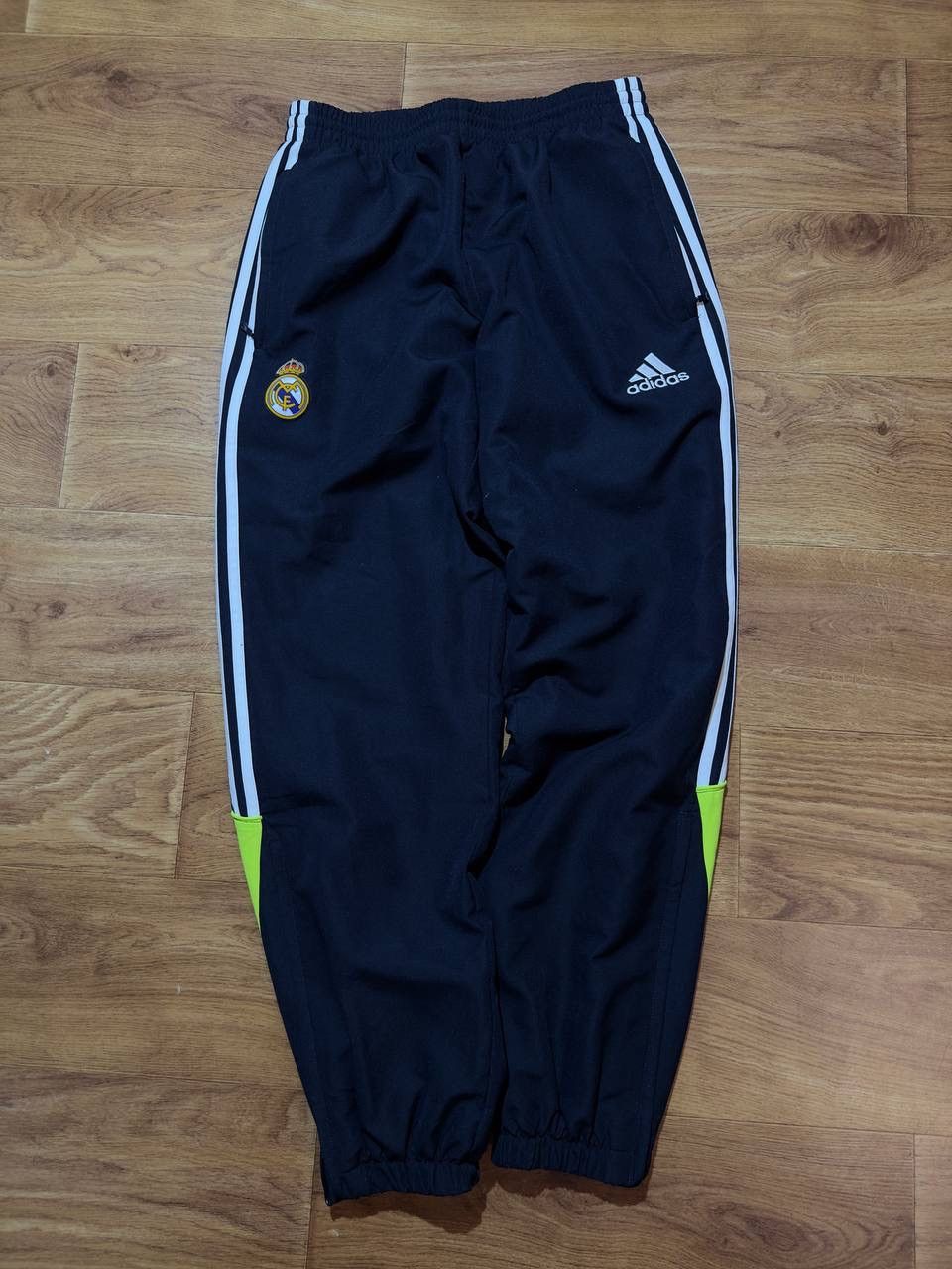 Vintage Vintage Adidas Real Madrid Tracksuit 2010/2011 Nylon Footbal Size US M / EU 48-50 / 2 - 8 Thumbnail