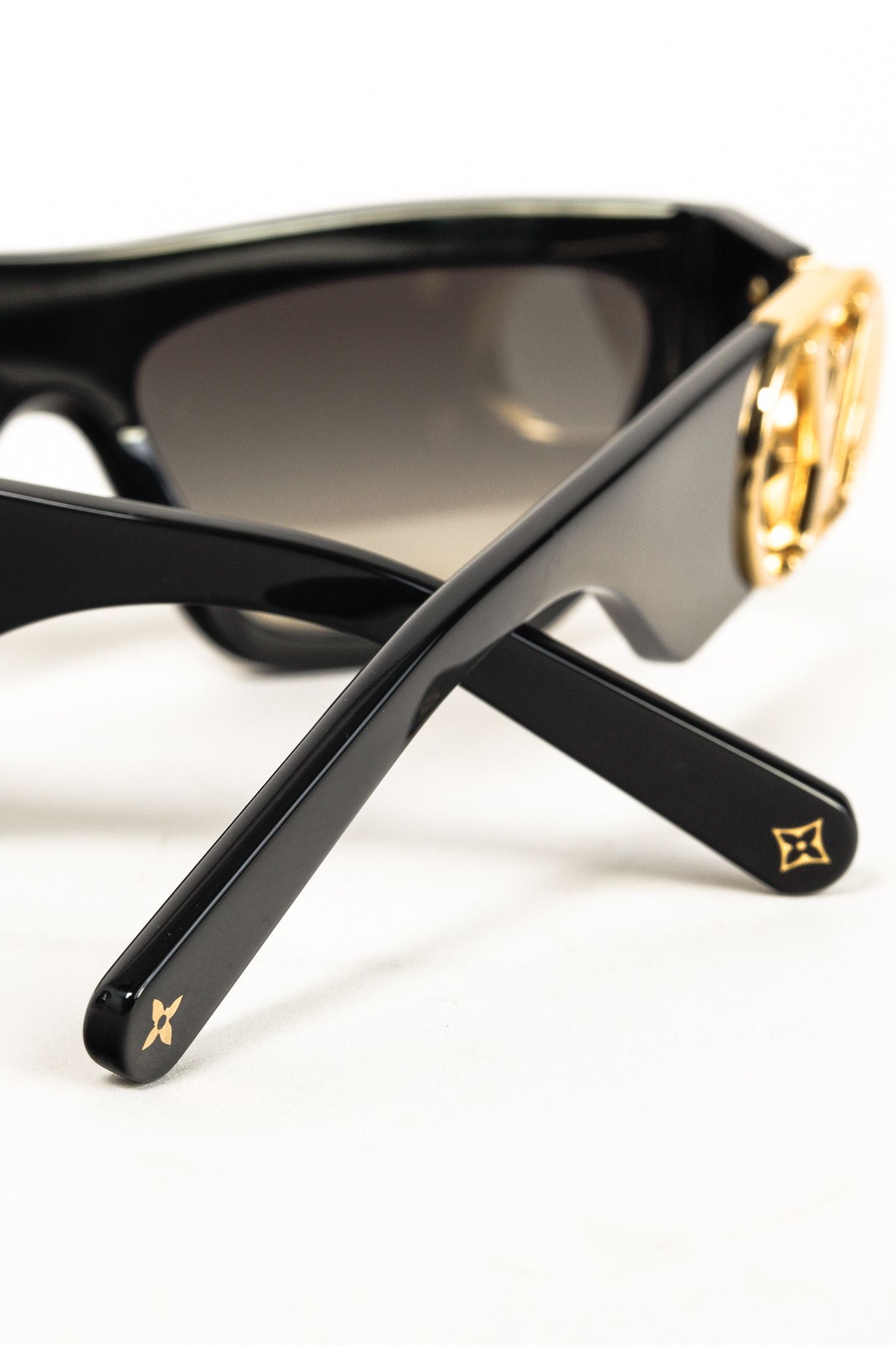 Louis Vuitton Louis Vuitton Link Golden Logo Cat Eye Black Sunglasses Size ONE SIZE - 7 Thumbnail