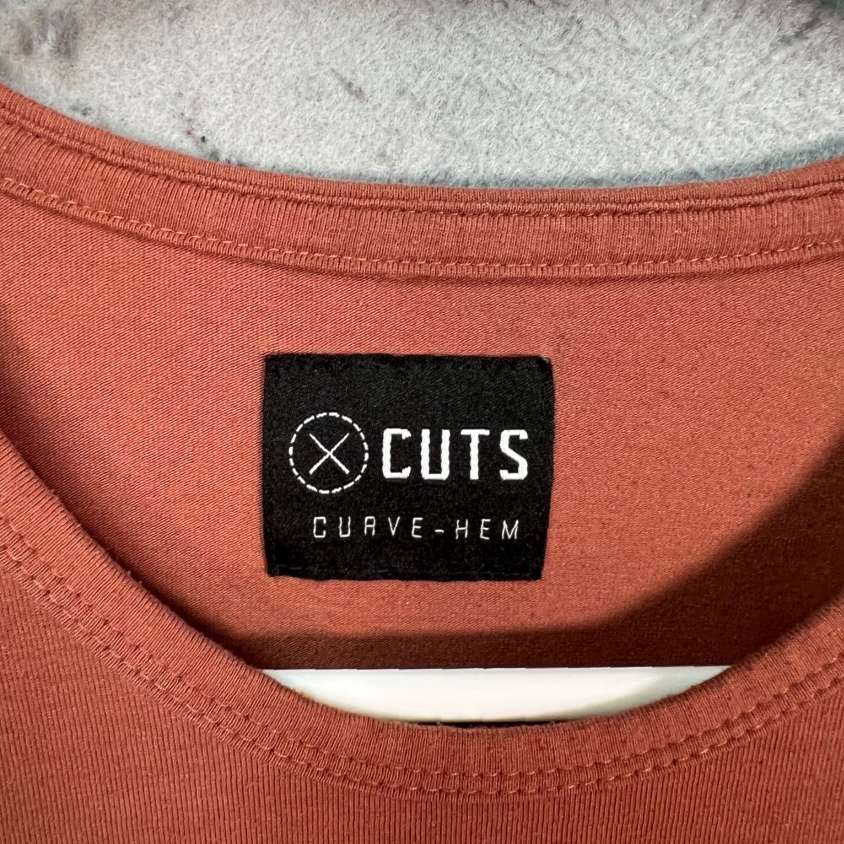 Cuts Cuts Mens T-Shirt Size M Long Sleeve Rust Brown Curved Hem Crew Neck Polyester Blend solid Vintage? No. (Note: Vintage: No) Size US M / EU 48-50 / 2 - 7 Thumbnail