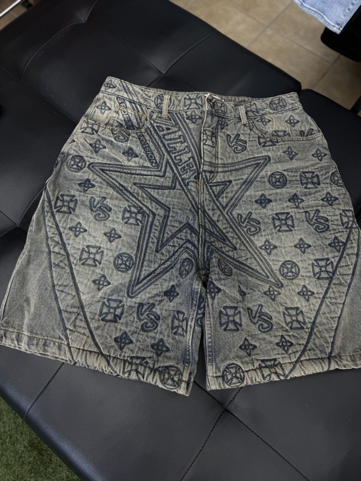 Vale Vale Valley Denim Embroidery Shorts Size 34 (NEW) Size US 34 / EU 50 - 2 Thumbnail