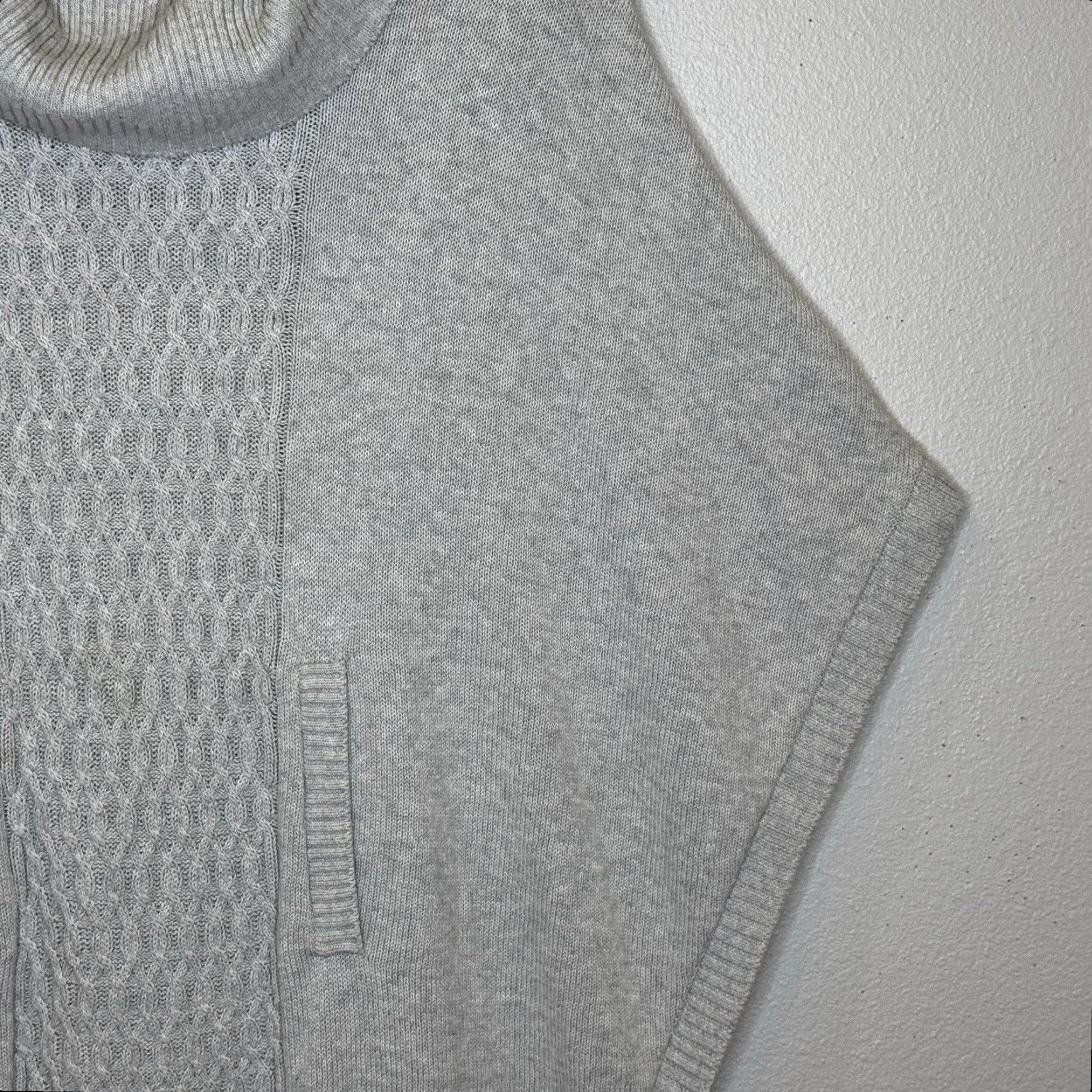 Vintage Cabi Glacier Cable Knit Poncho Cowl Pullover Sweater Oversized Gray Size Medium Womens Pullover Pockets Classic Knit Size M / US 6-8 / IT 42-44 - 3 Thumbnail