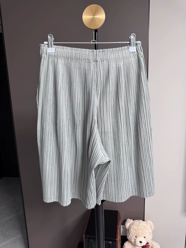 Issey Miyake Issey Miyake size:3 Light grey pleated shorts Size 23" - 2 Thumbnail