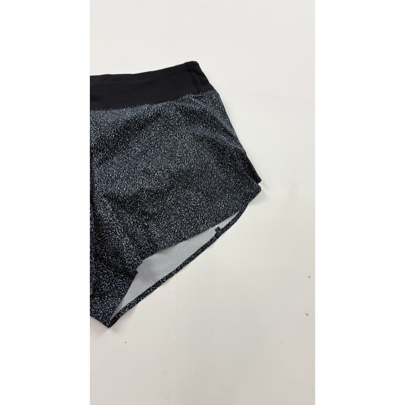 Athleta Athleta Run Free 3.5" Printed Short Womens L Black White Speckle Pattern Quick Dry Pockets Athletic Running Gym Training Size 36" / US 14 / IT 50 - 3 Thumbnail