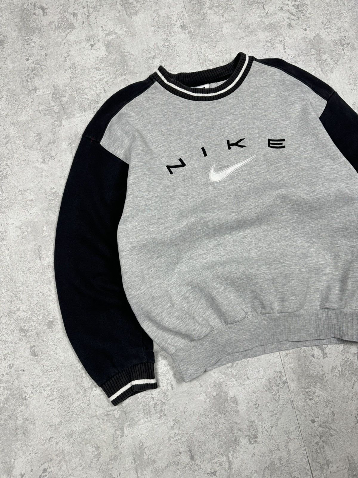 Nike RARE Vintage Nike Sweatshirt Spell Out Embroidered Y2K SizeM Size US M / EU 48-50 / 2 - 2 Thumbnail