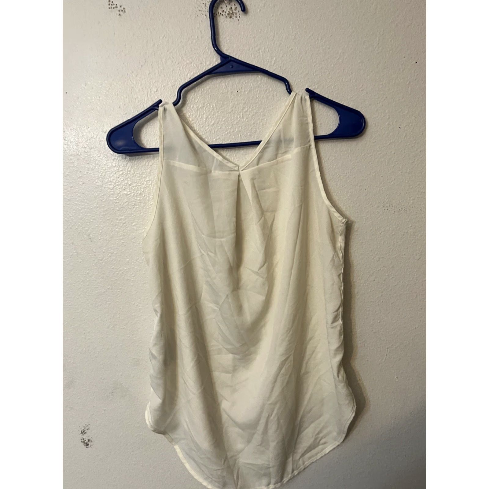 Banana Republic VINTAGE Banana Republic Cream V-Neck Sleeveless Lightweight Pullover Top Women's Sz S (Regular Fit, Blouse) Size S / US 4 / IT 40 - 3 Thumbnail