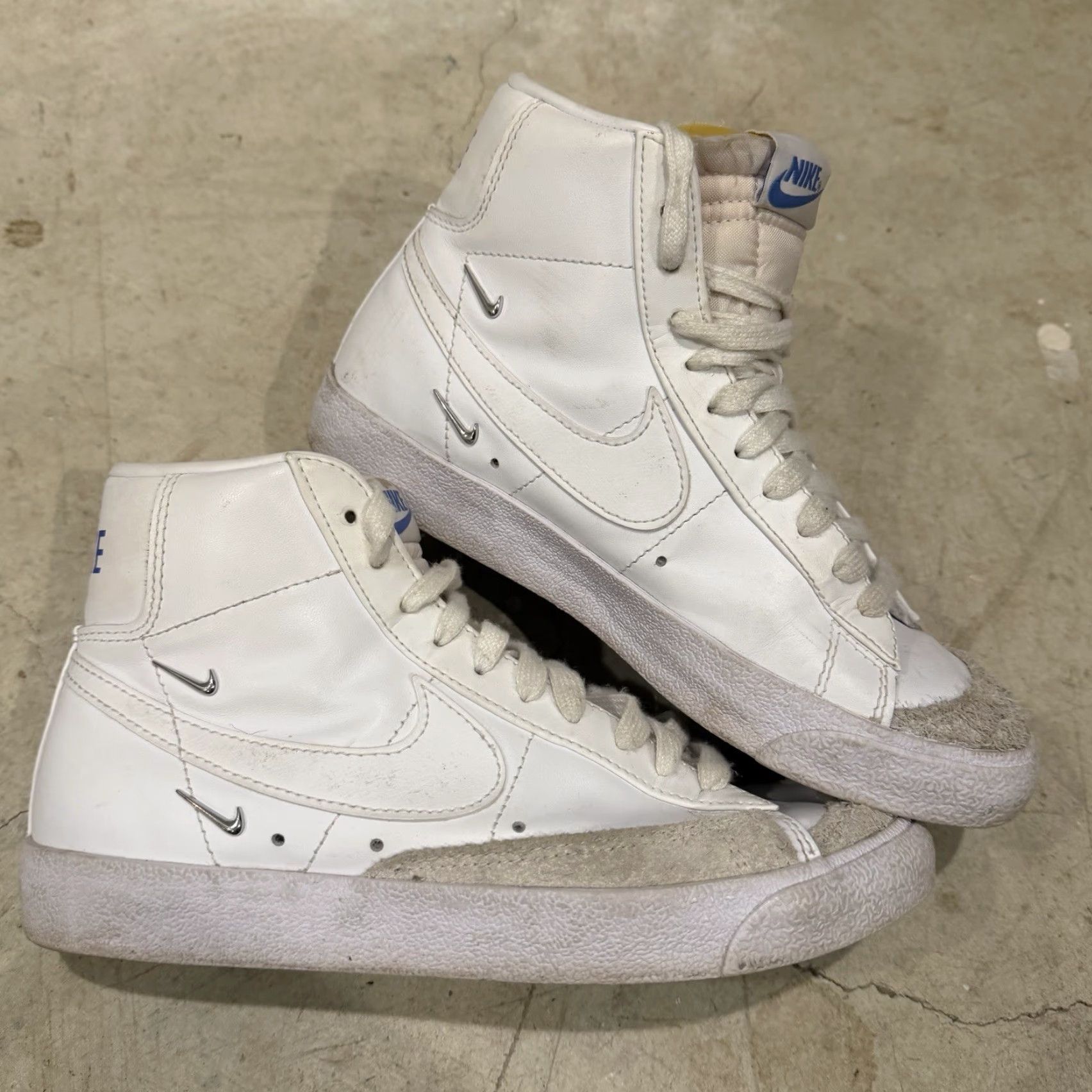 Nike VINTAGE Nike Blazer '77 SE Mid White Metallic Silver CZ4627-100 Women's Size 7 - Nike Blazer High Top Sneakers Women's Size 7 White Silver 2020 Size M / US 6-8 / IT 42-44 - 2 Thumbnail