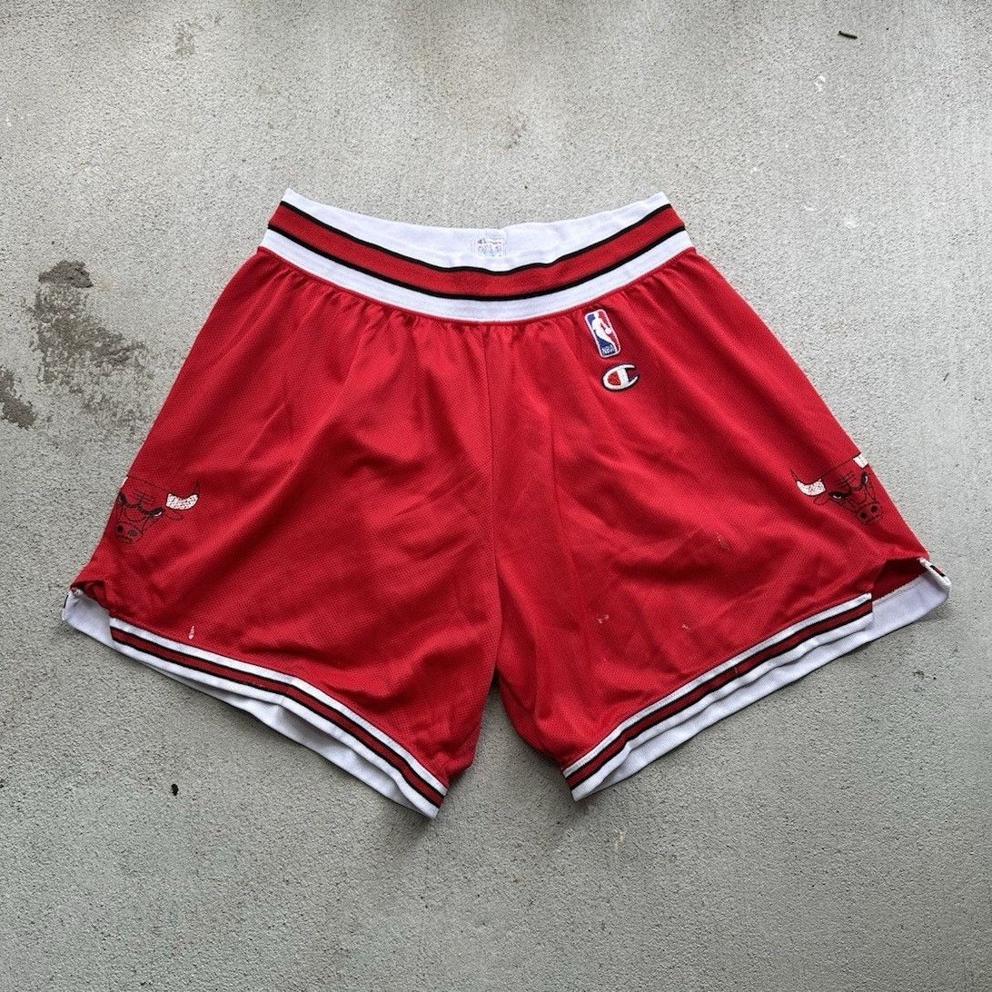 Champion × NBA × Vintage VTG Champion Chicago Bulls NBA Red Basketball Shorts Size XL Size US 34 / EU 50 - 1 Thumbnail