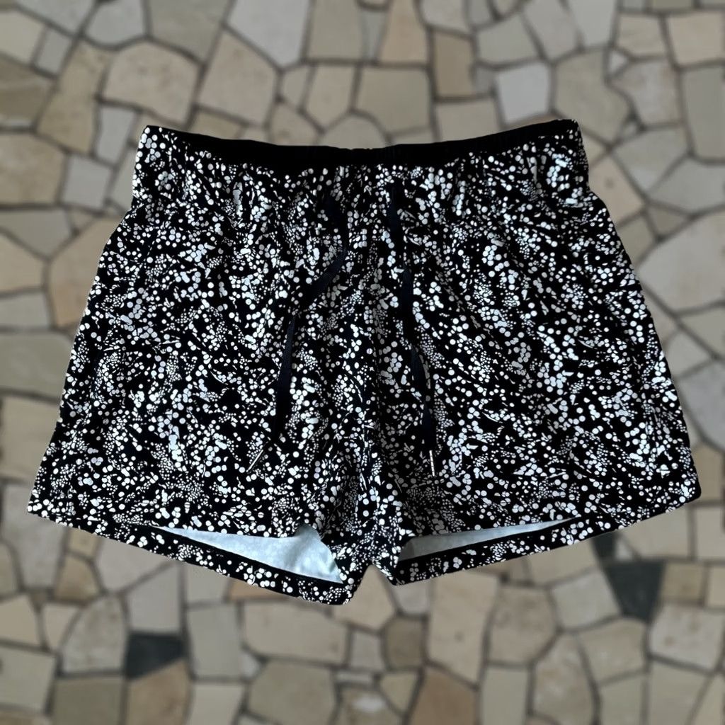 Lululemon Lululemon On The Fly Short Black Women's 6 Athletic 2.5" Inseam Size 28" / US 6 / IT 42 - 1 Thumbnail