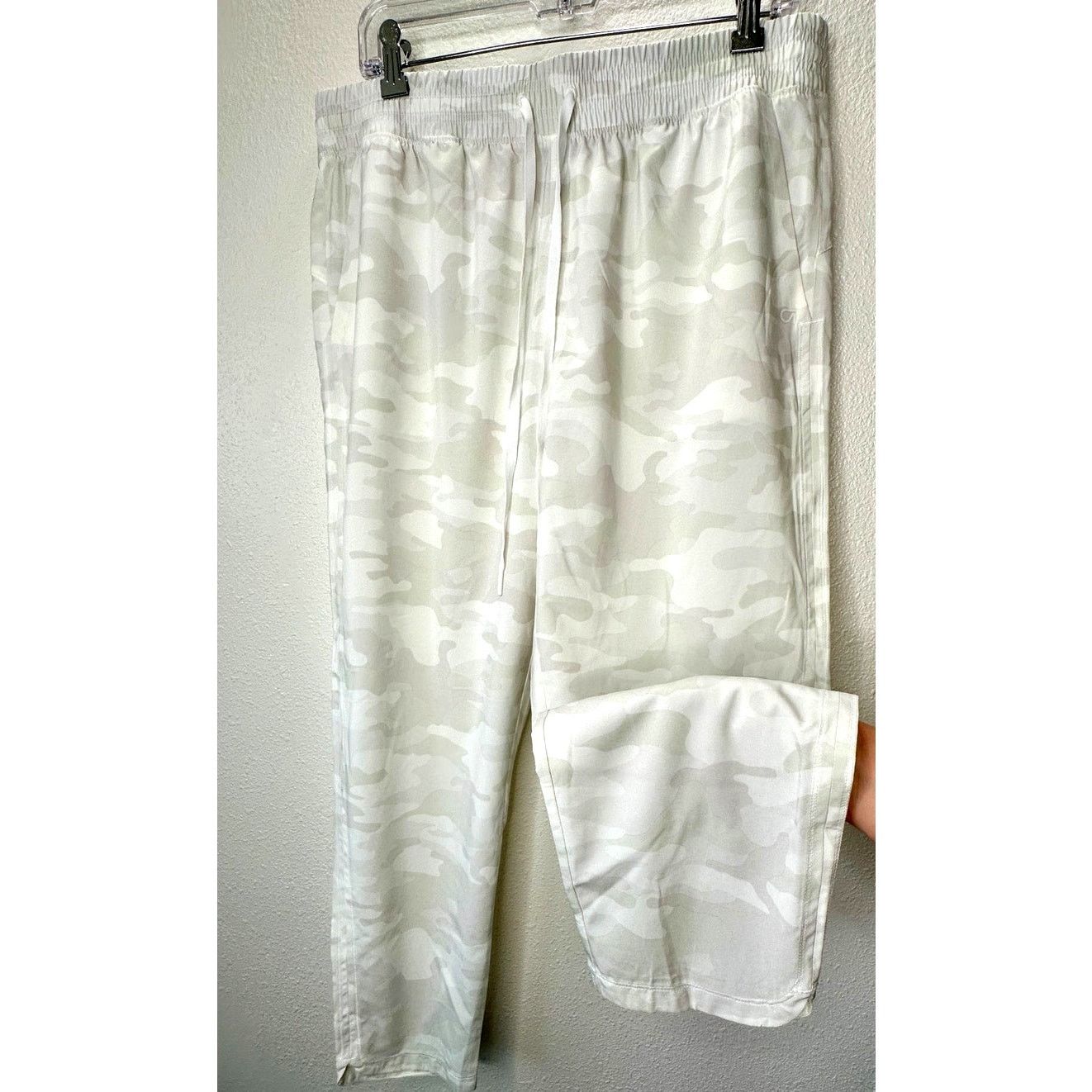 Other GapFit Ivory Green Army Camo Print Tie Waist Jogger Pant L Size 34" / US 12 / IT 48 - 1 Thumbnail
