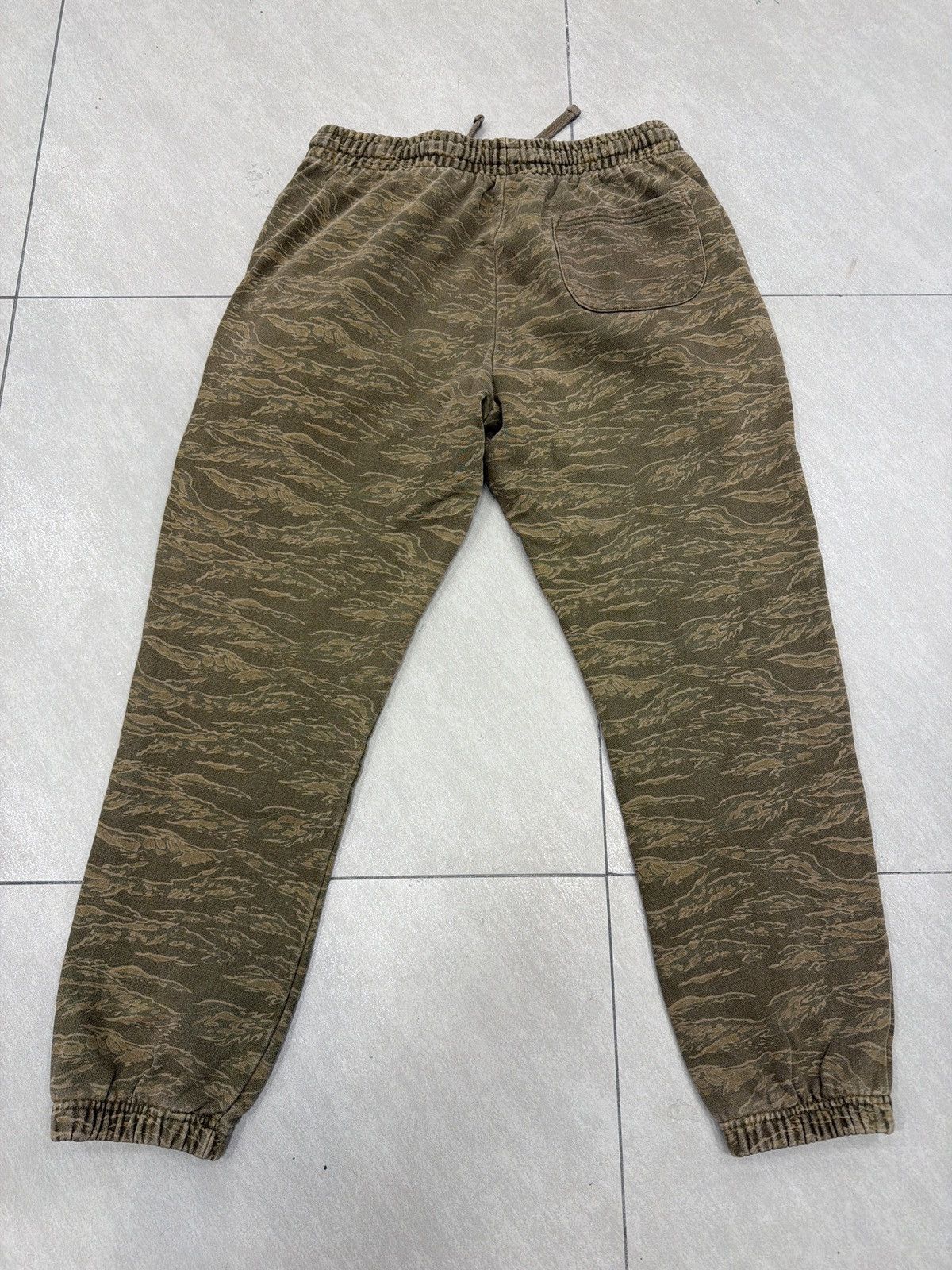 Kith Kith camo box logo sweat pant Size US 34 / EU 50 - 2 Thumbnail