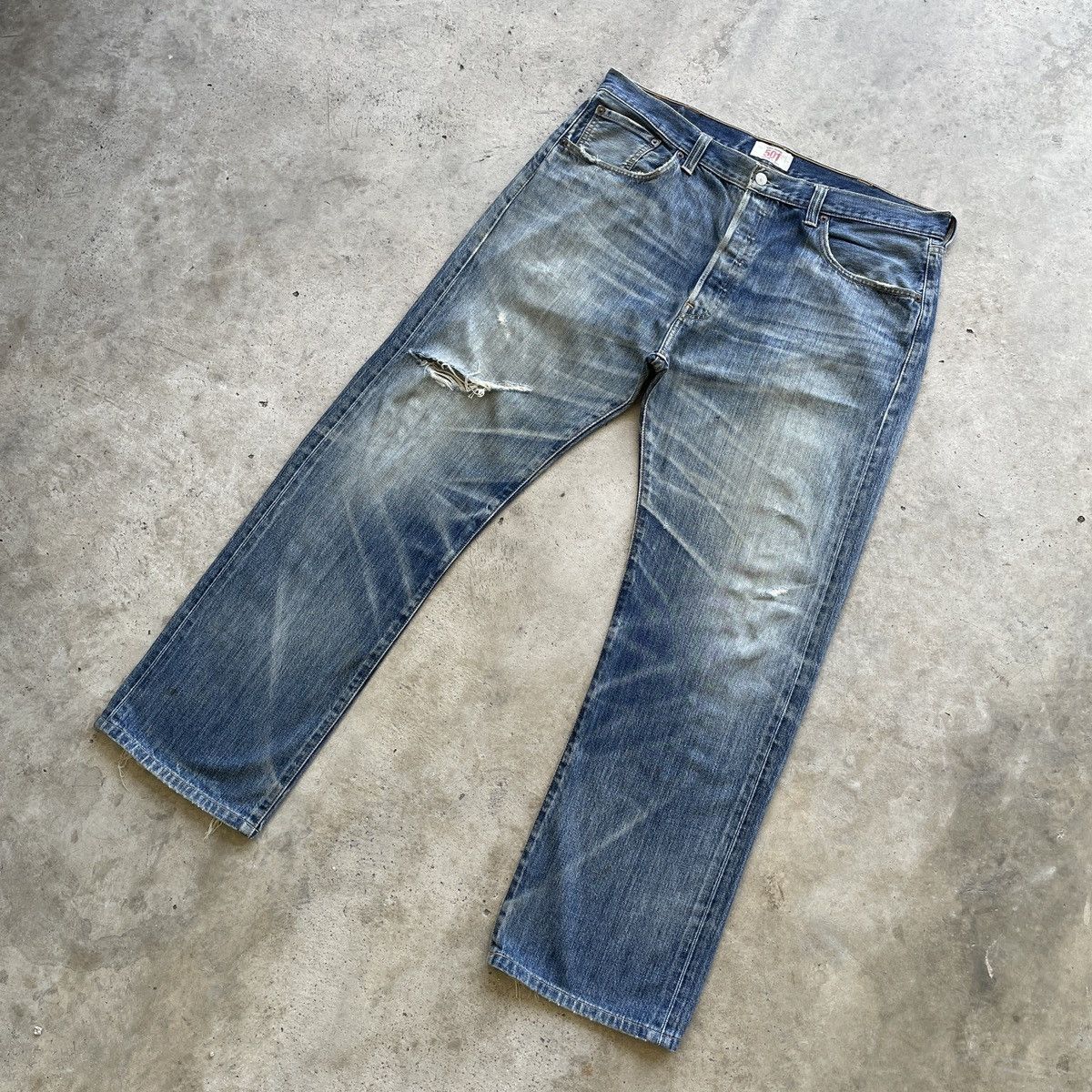 Jean × Levi's × Vintage Vintage Levi’s 501 Distressed Fly Button Faded Jeans Pants Size US 36 / EU 52 - 2 Thumbnail
