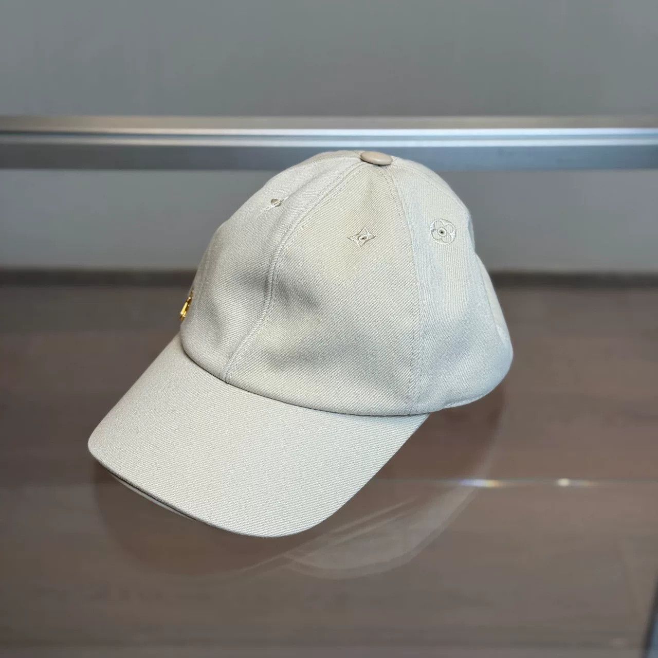 Louis Vuitton Louis Vuitton Metal Logo Beige Baseball Cap Size ONE SIZE - 1 Thumbnail