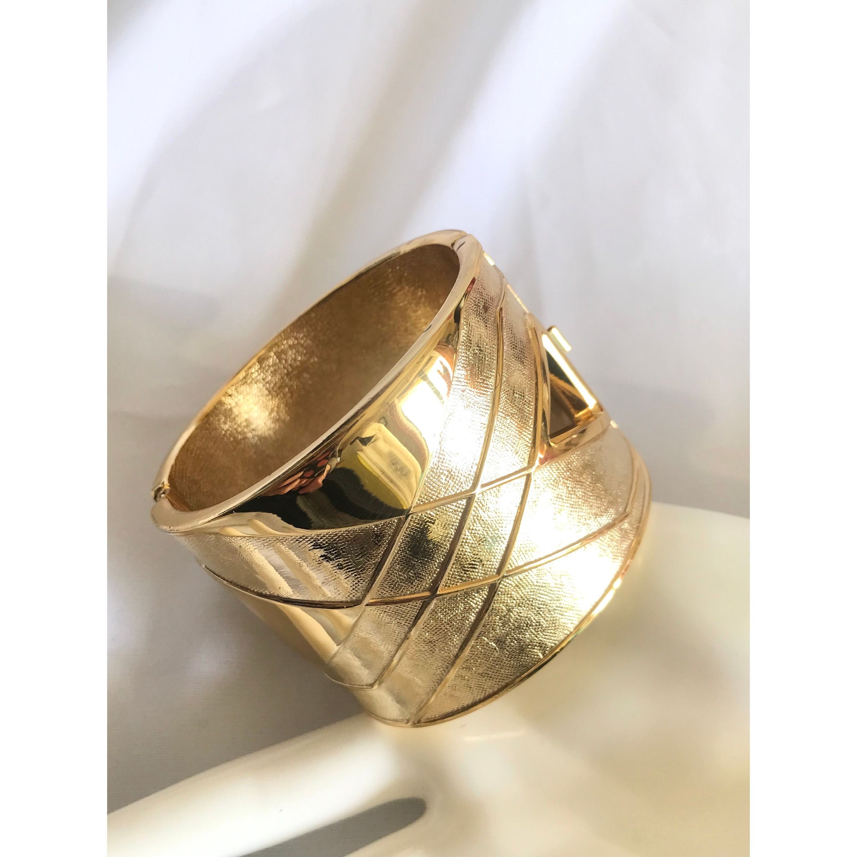 Lanvin Vintage Lanvin golden large bangle with geometric design Size ONE SIZE - 2 Thumbnail