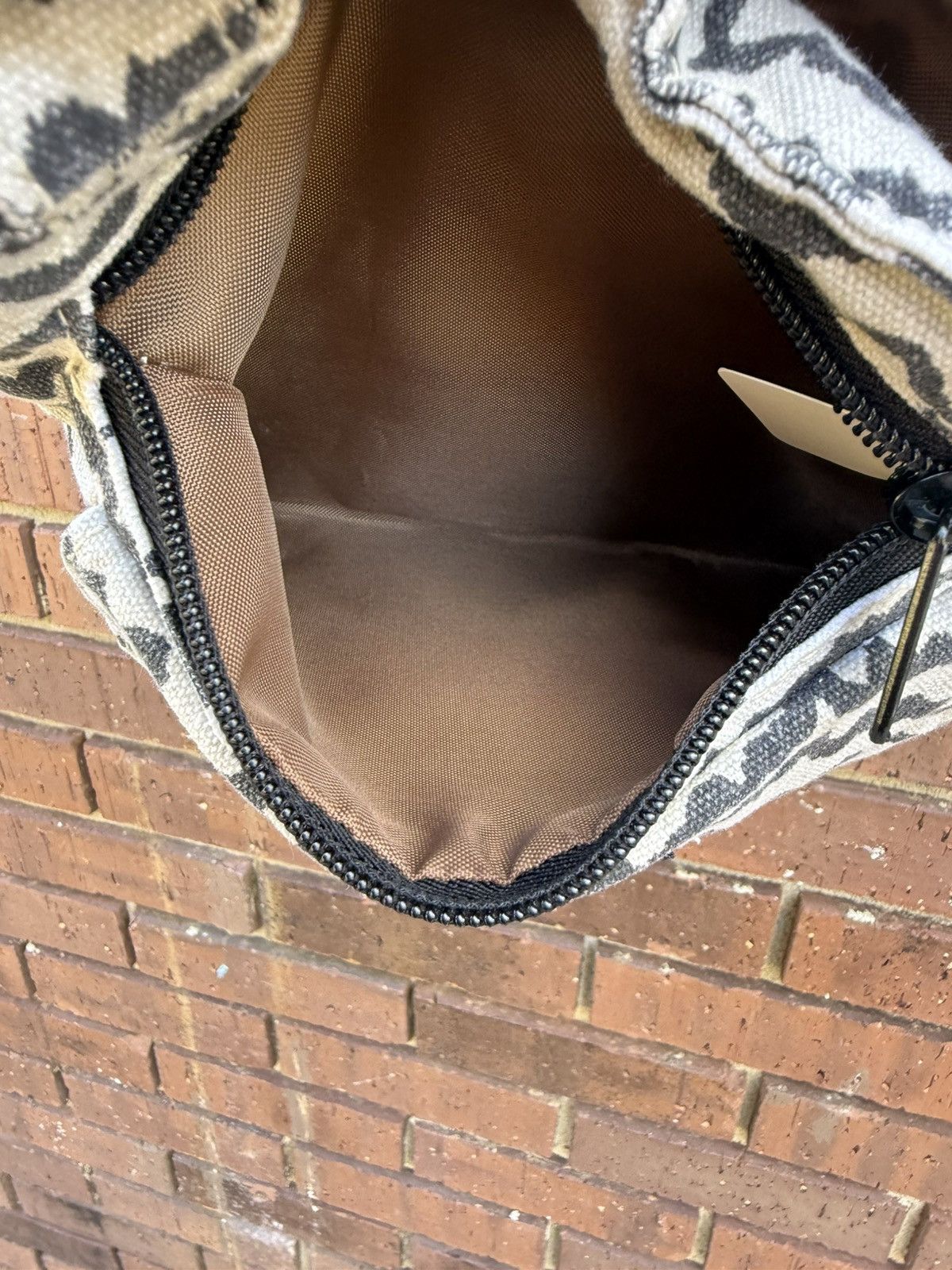 KAVU Kavu Keeper Crossbody Bag Purse Canvas Zigzag Pattern Brown Size ONE SIZE - 8 Thumbnail
