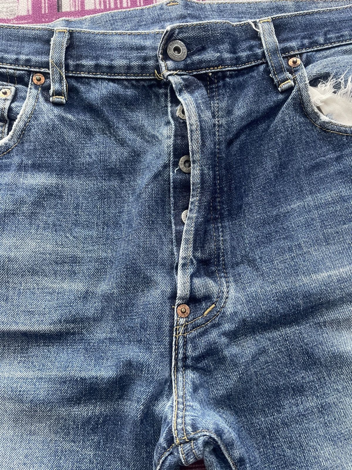 Levi's × Vintage VINTAGE DISTRESSED LEVI’S BIG’E’ 702 BUCKLE BACK SELVEDGE Size US 35 - 3 Thumbnail