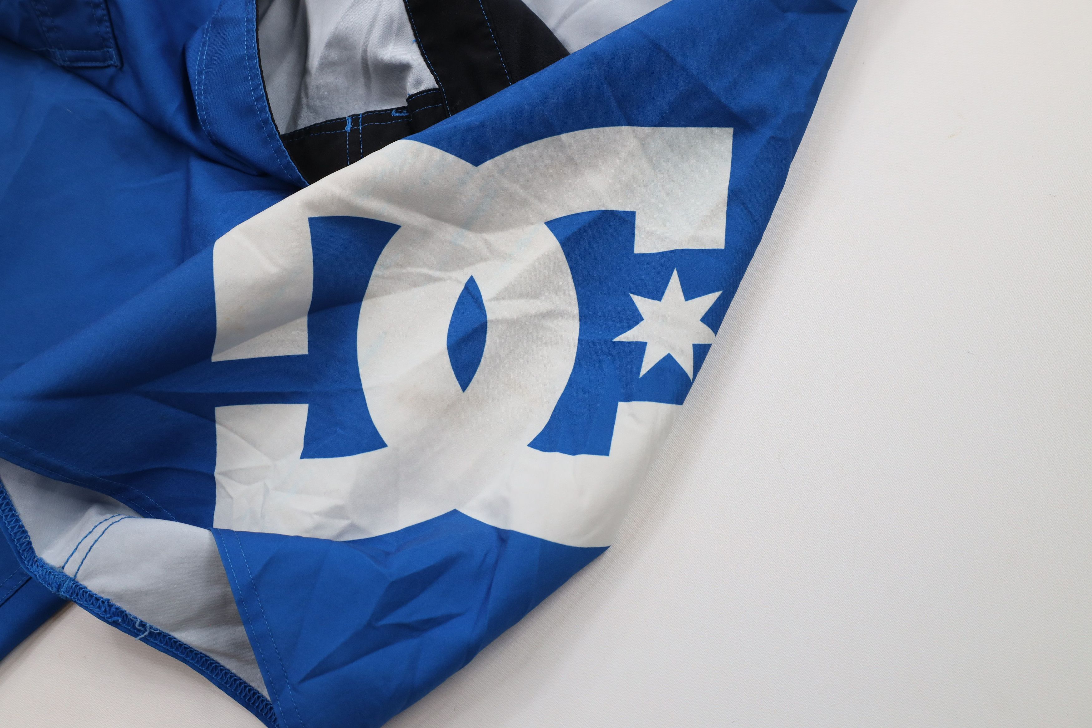 Vintage Vintage DC Shoes Big Logo Skateboarding Board Shorts Blue Size US 32 / EU 48 - 8 Thumbnail