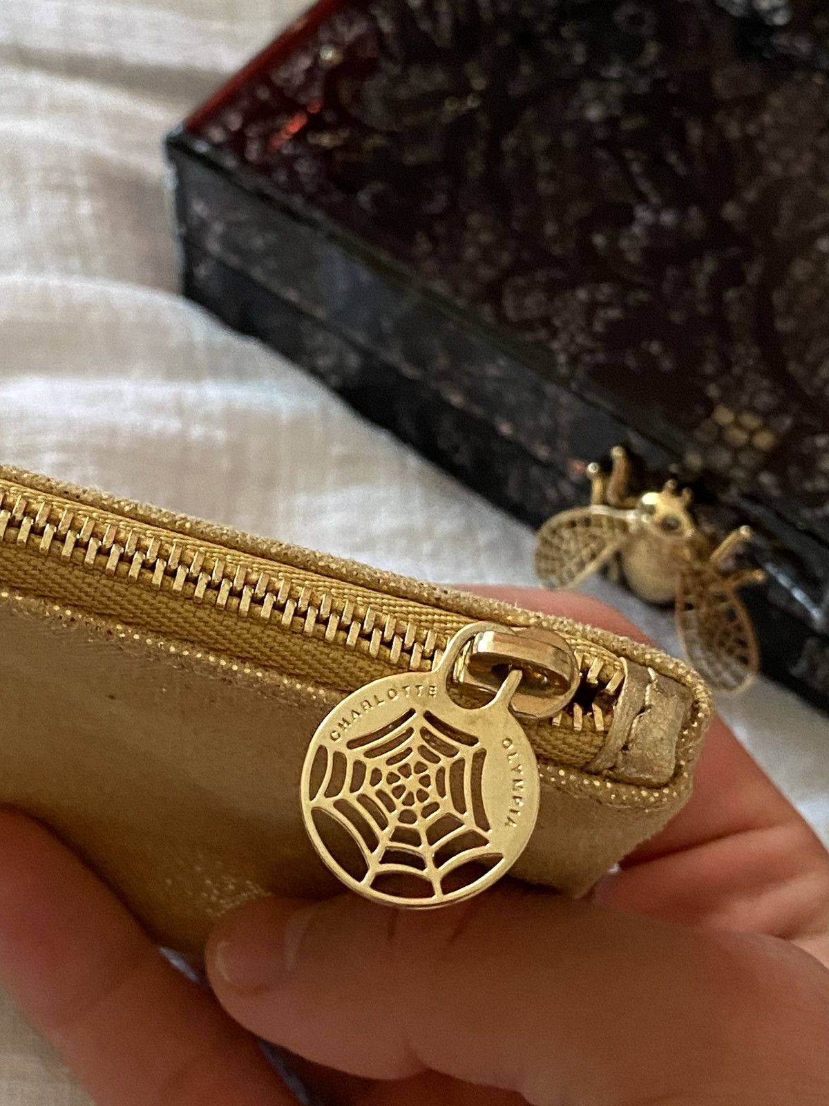 Charlotte Olympia × Vintage Charlotte Olympia Bee Clutch – A Rare Collector’s Treasure Size ONE SIZE - 13 Thumbnail