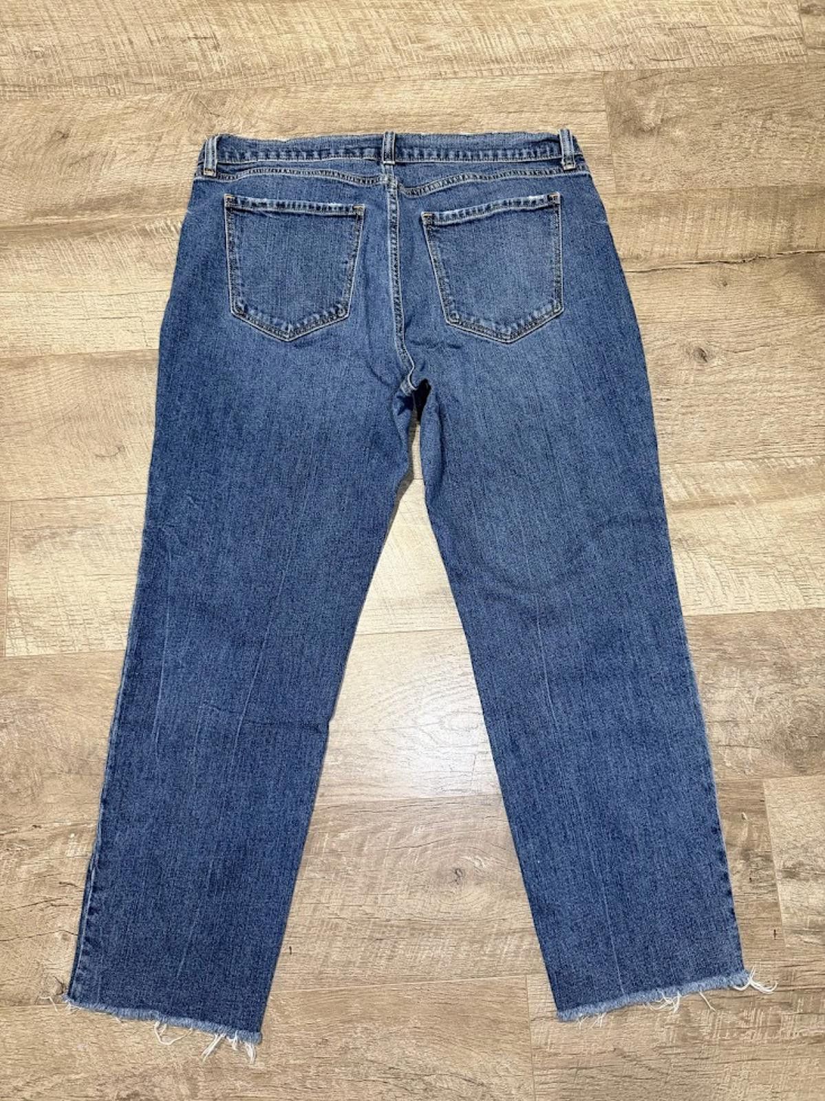 Old Navy Old Navy Mid-Rise Boyfriend Straight Ripped Cut-Off Jeans Size 32" / US 10 / IT 46 - 5 Thumbnail