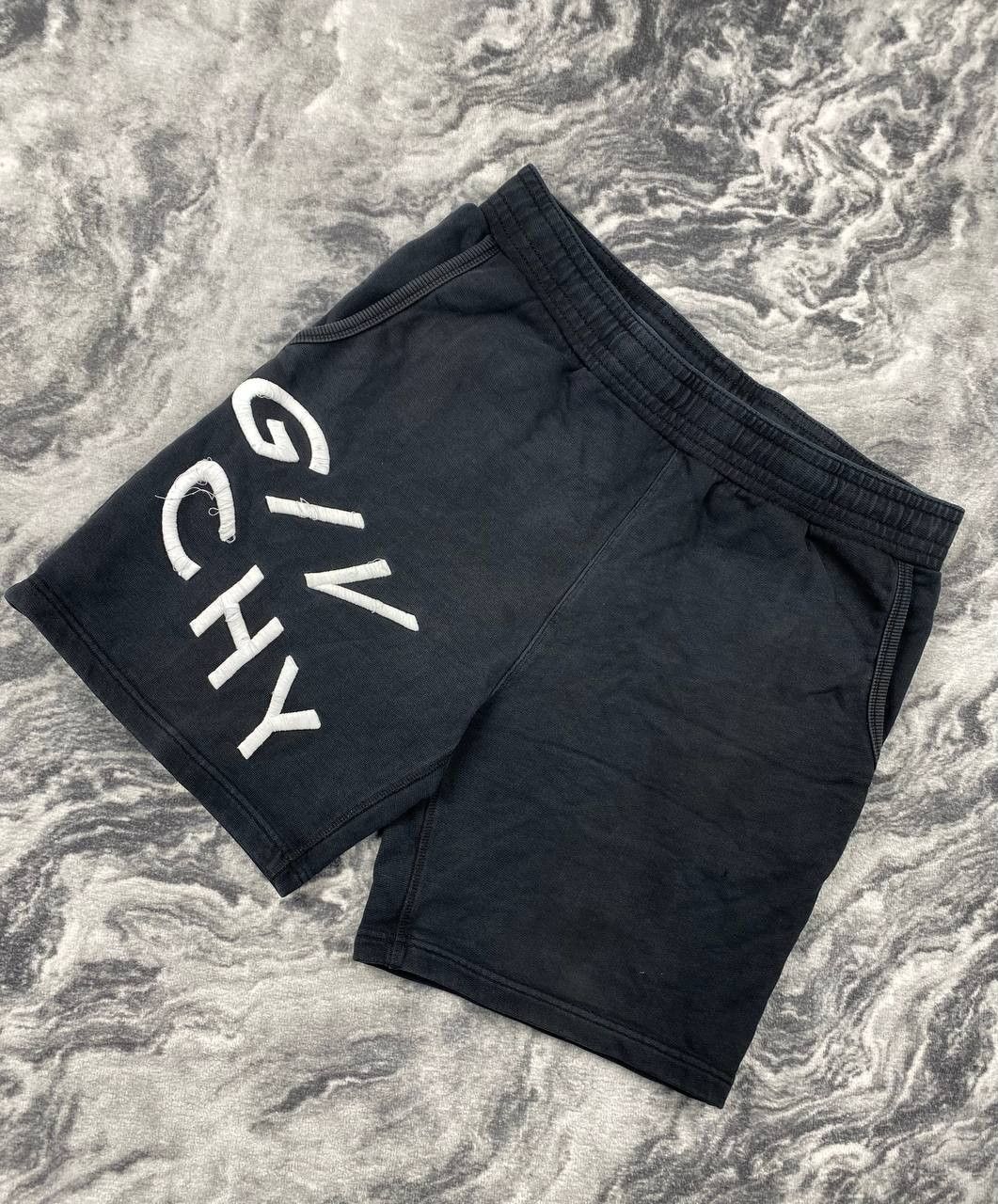 Givenchy Givenchy Shorts Big Logo Size US 36 / EU 52 - 1 Thumbnail