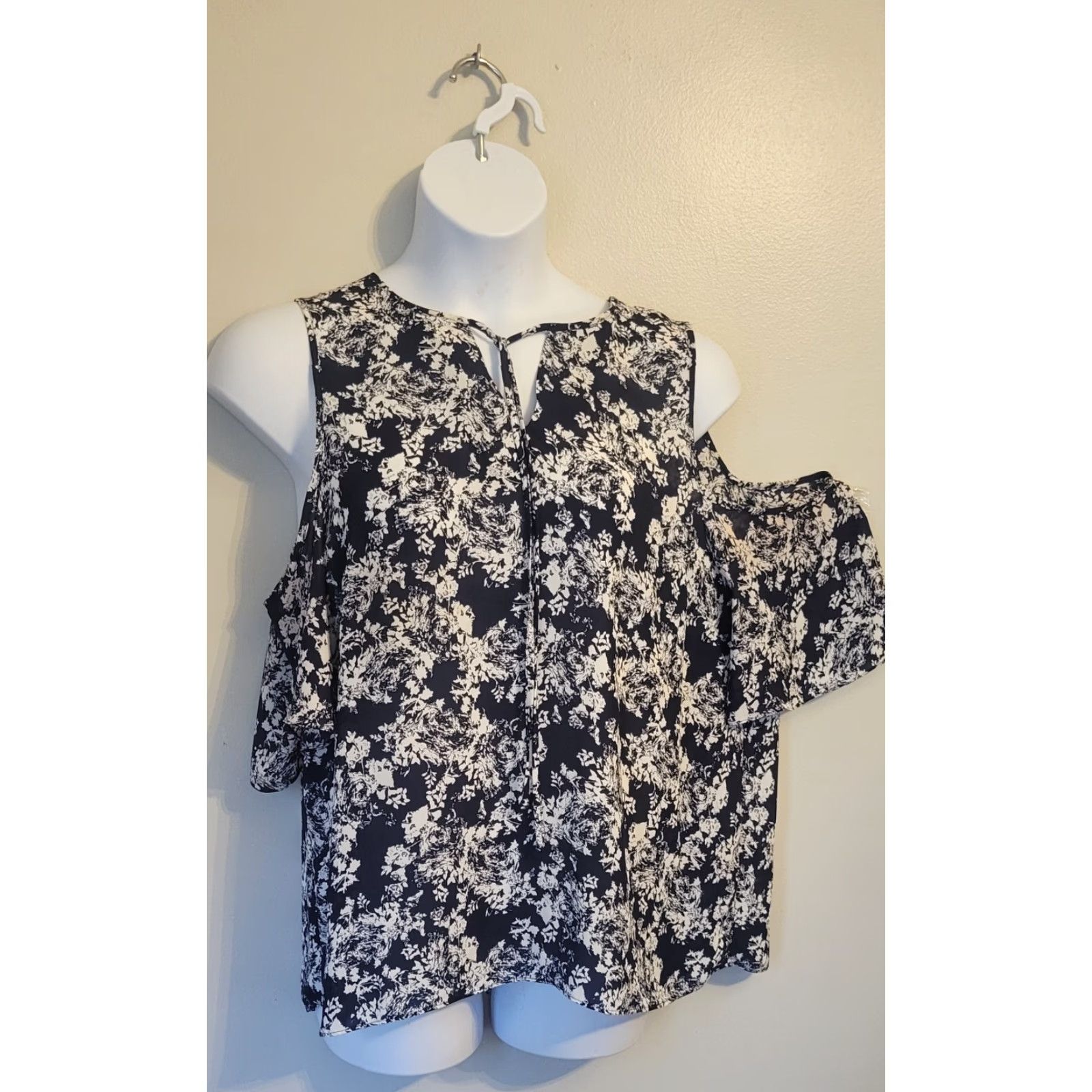 Vintage Violet + Claire Black Floral Cold Shoulder Top 1X Plus Size XL / US 12-14 / IT 48-50 - 2 Thumbnail