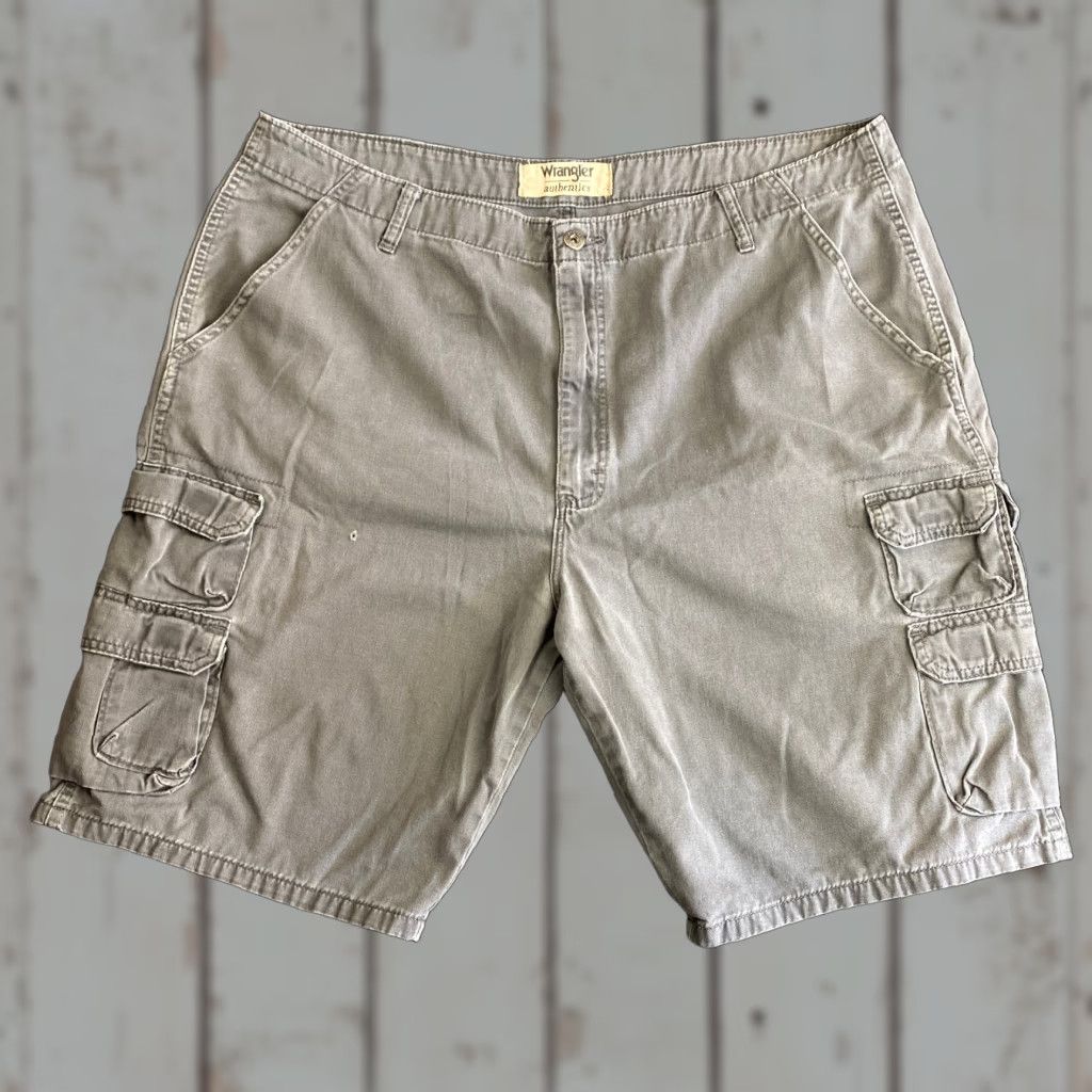Wrangler VINTAGE Wrangler Cargo Shorts Men 42 Gray Cotton 10 in Inseam Relaxed Casual Workwear Pockets Button Front Size US 42 / EU 58 - 1 Thumbnail