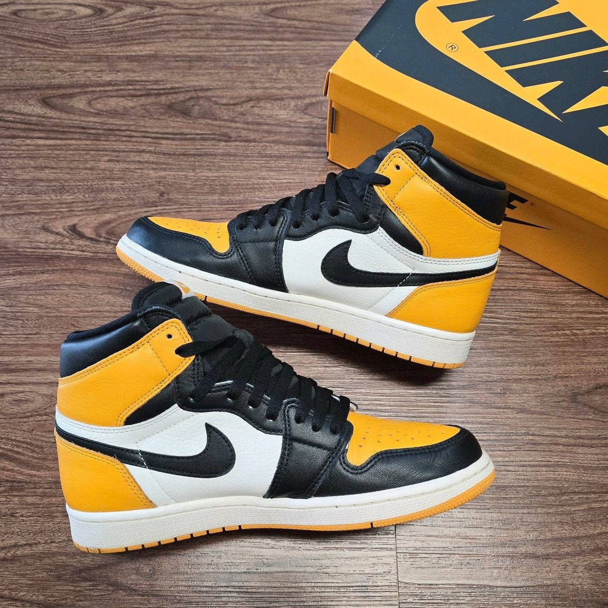 Nike Air Jordan 1 High OG 'Taxi' Size US 9.5 / EU 42-43 - 3 Thumbnail
