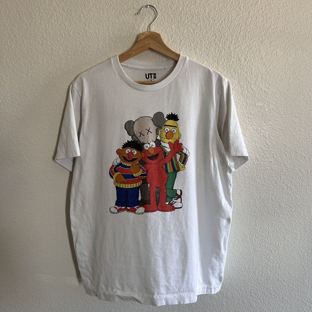 Kaws × Uniqlo UNIQLO x Kaws Sesame Street Tee Size US M / EU 48-50 / 2 - 1 Thumbnail