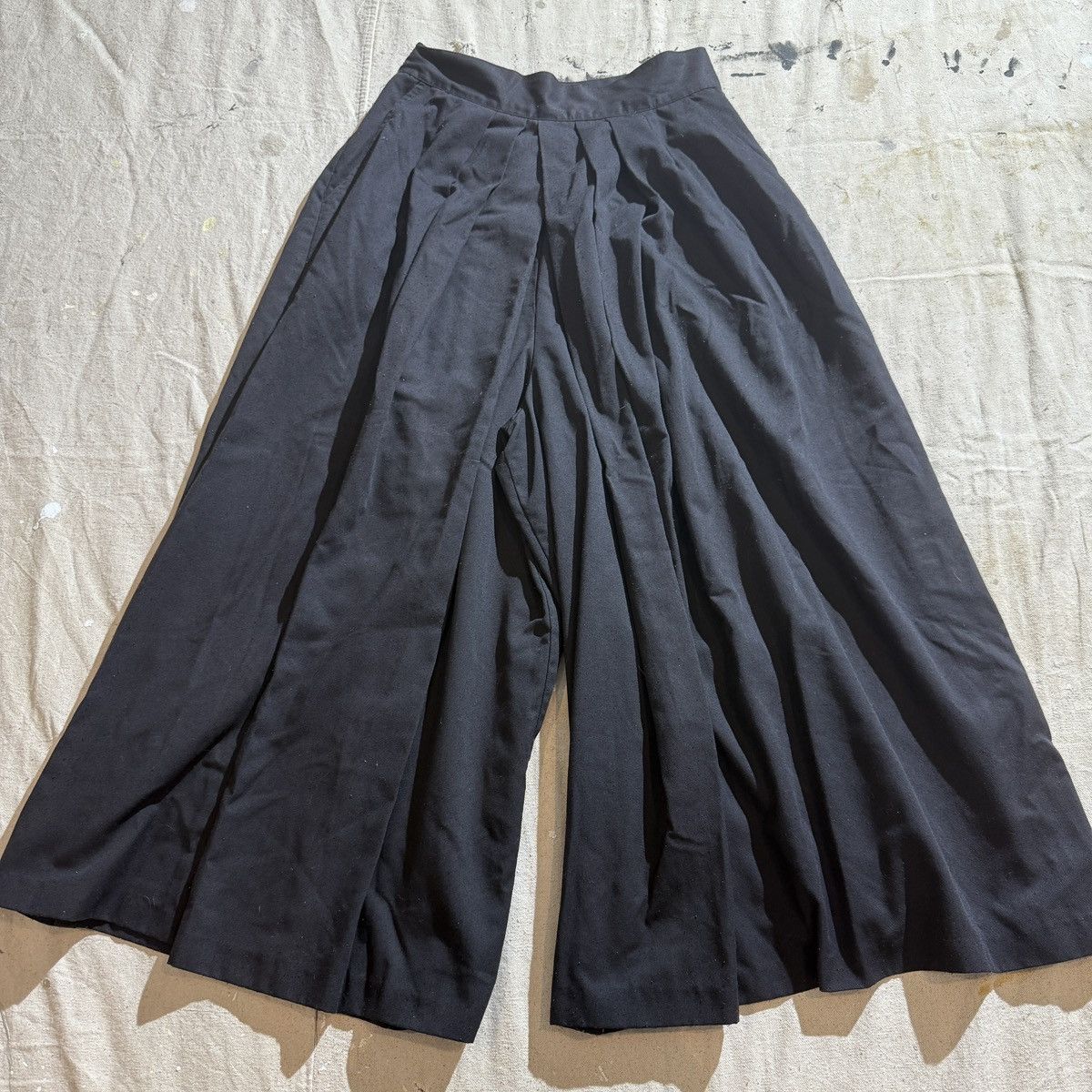 Comme des Garcons Vintage 1960’s Black Pleated Baggy Shorts Cropped Side Zip Size US 28 / EU 44 - 1 Thumbnail